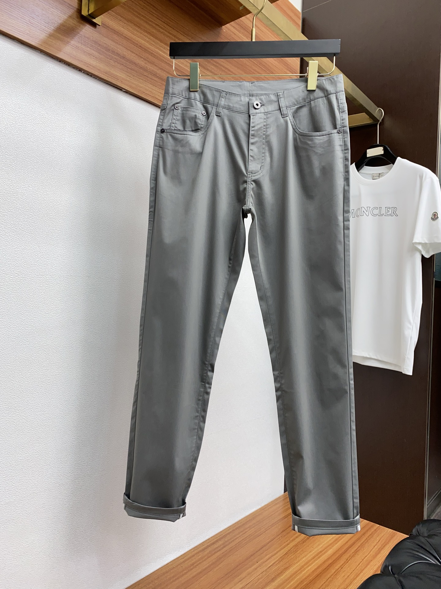 High-End Urban Dresser: Top-Heavy Gold with Fine Details, Unparalleled Value - 图片 2