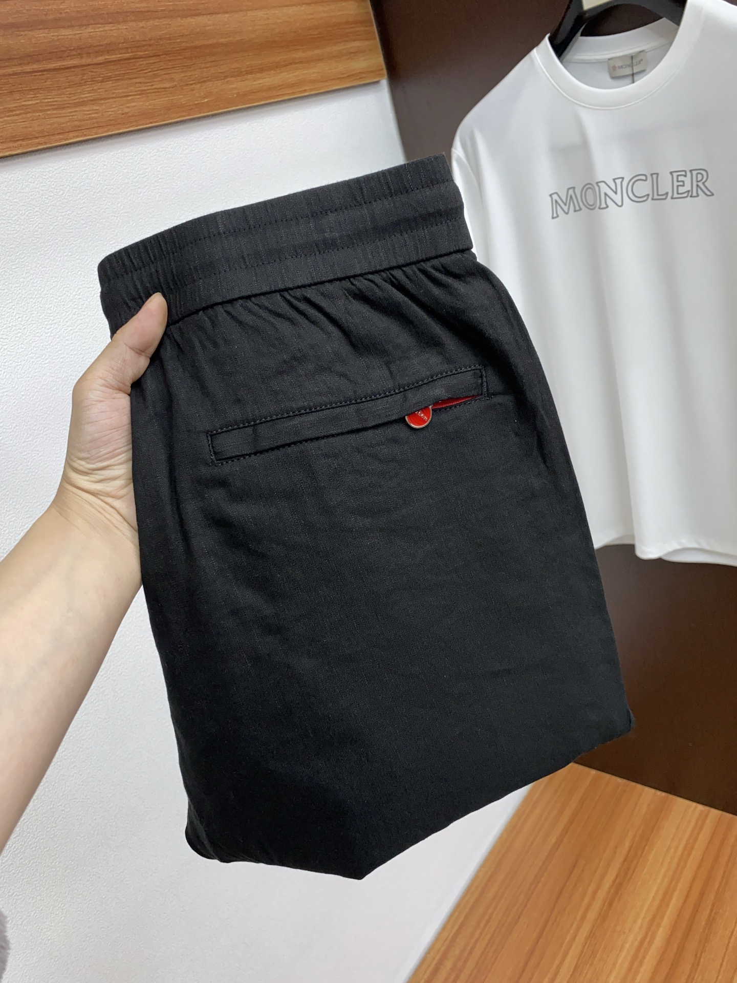 NO:142004,Kion 2025 spring and summer counter new custom linen cotton casual pants, clean and neat tailored, full of urban style, uses high-end linen worsted fabric to feel soft and dry, and the upper body has a crisp and stylish effect. The hardware is exquisite, business and casual, and so many top-level raw materials, creating high-end products with unparalleled value. The first choice for high-end fashion and fashion people. Size M-4xL,,alexander wang19860909Kion 2025春夏专柜新款定制麻棉休闲裤 干净利落剪裁,都市风十足 采用高端亚麻精纺面料手感软糯干爽,上身效果挺括有型.五金精致,商务休闲非常好看如此众多的顶级原料,打造出价值感无与伦比的高端产品,高端潮流时尚人士首选 尺码M-4xL,,alexander wang,Men's clothing