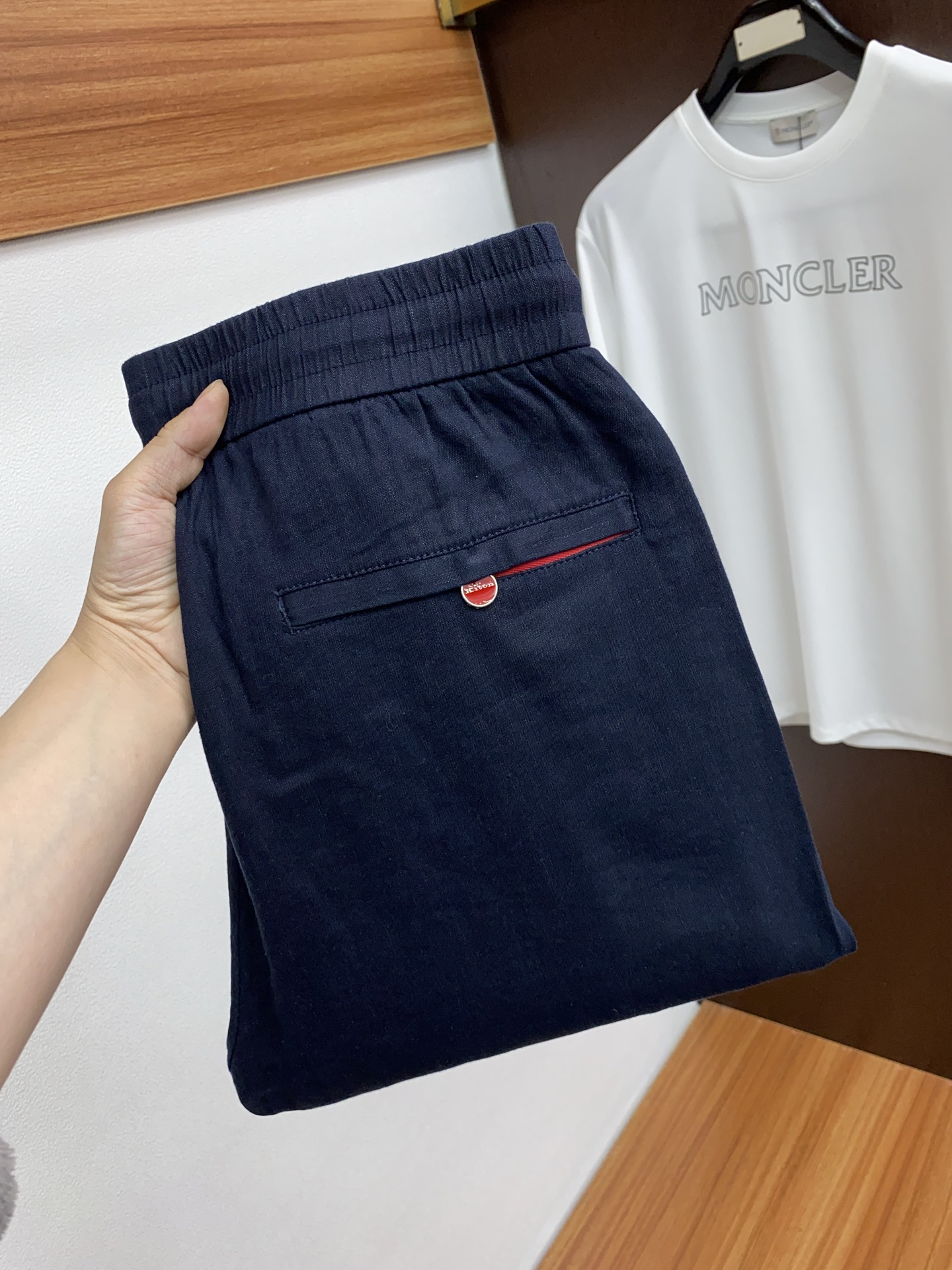 NO:122040,Kion 2025 spring and summer counter new custom linen cotton casual pants, clean and neat tailored, full of urban style, uses high-end linen worsted fabric to feel soft and dry, and the upper body has a crisp and stylish effect. The hardware is exquisite, business and casual, and so many top-level raw materials, creating high-end products with unparalleled value. The first choice for high-end fashion and fashion people. Size M-4xL,,alexander wang19860909Kion 2025春夏专柜新款定制麻棉休闲裤 干净利落剪裁,都市风十足 采用高端亚麻精纺面料手感软糯干爽,上身效果挺括有型.五金精致,商务休闲非常好看如此众多的顶级原料,打造出价值感无与伦比的高端产品,高端潮流时尚人士首选 尺码M-4xL,,alexander wang,Men's clothing