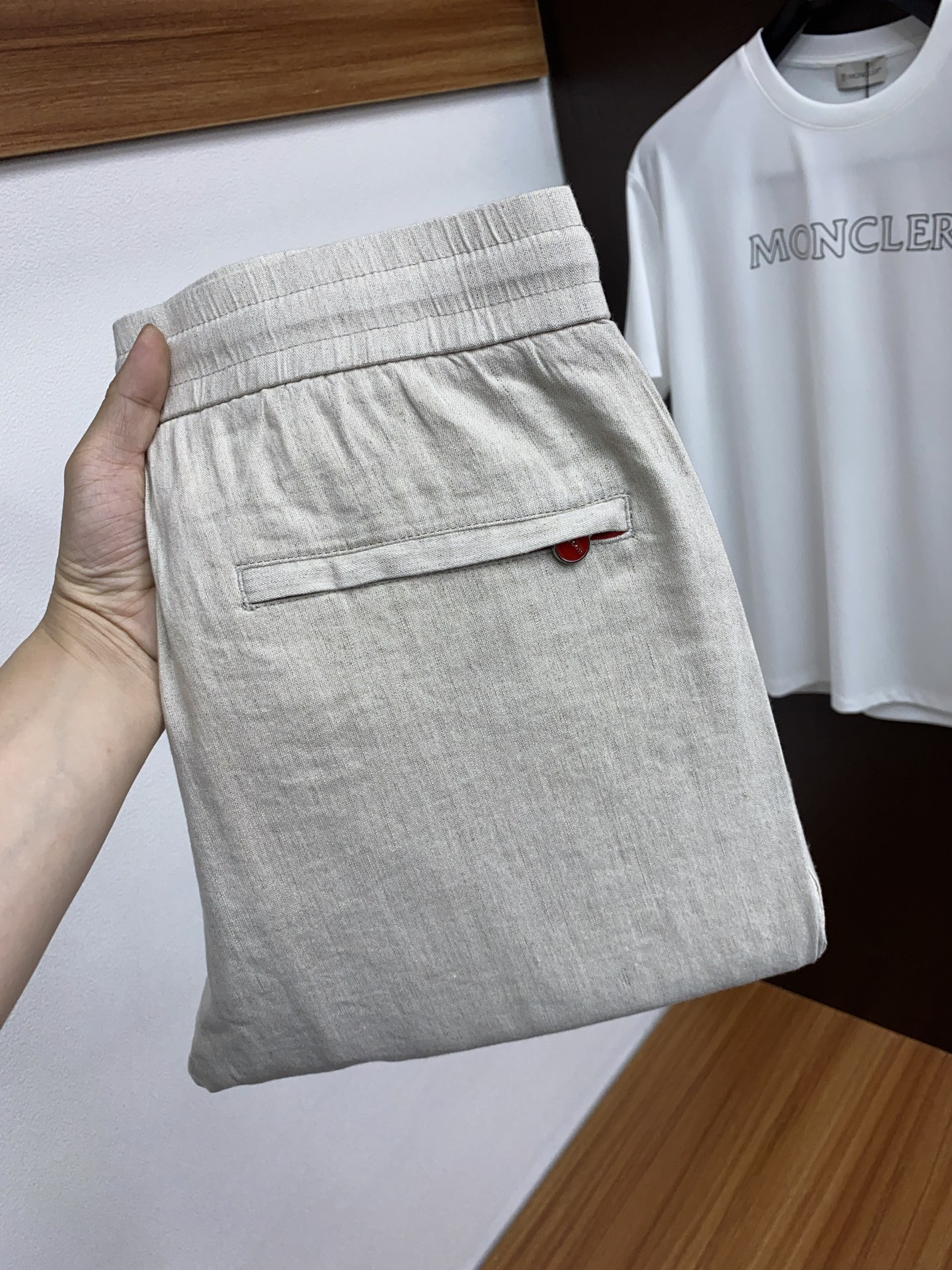 NO:122043,Kiton 2025 spring and summer counter new custom linen cotton casual pants, clean and neat tailored, full of urban style, uses high-end linen worsted fabric to feel soft and dry, and the upper body effect is crisp and stylish. The hardware is exquisite, business and casual, and so many top-level raw materials are beautiful, creating high-end products with unparalleled value. The first choice for high-end fashion and fashion people. Size M-4xL,,alexander wang19860909Kiton 2025春夏专柜新款定制麻棉休闲裤 干净利落剪裁,都市风十足 采用高端亚麻精纺面料手感软糯干爽,上身效果挺括有型.五金精致,商务休闲非常好看如此众多的顶级原料,打造出价值感无与伦比的高端产品,高端潮流时尚人士首选 尺码M-4xL,,alexander wang,Men's clothing