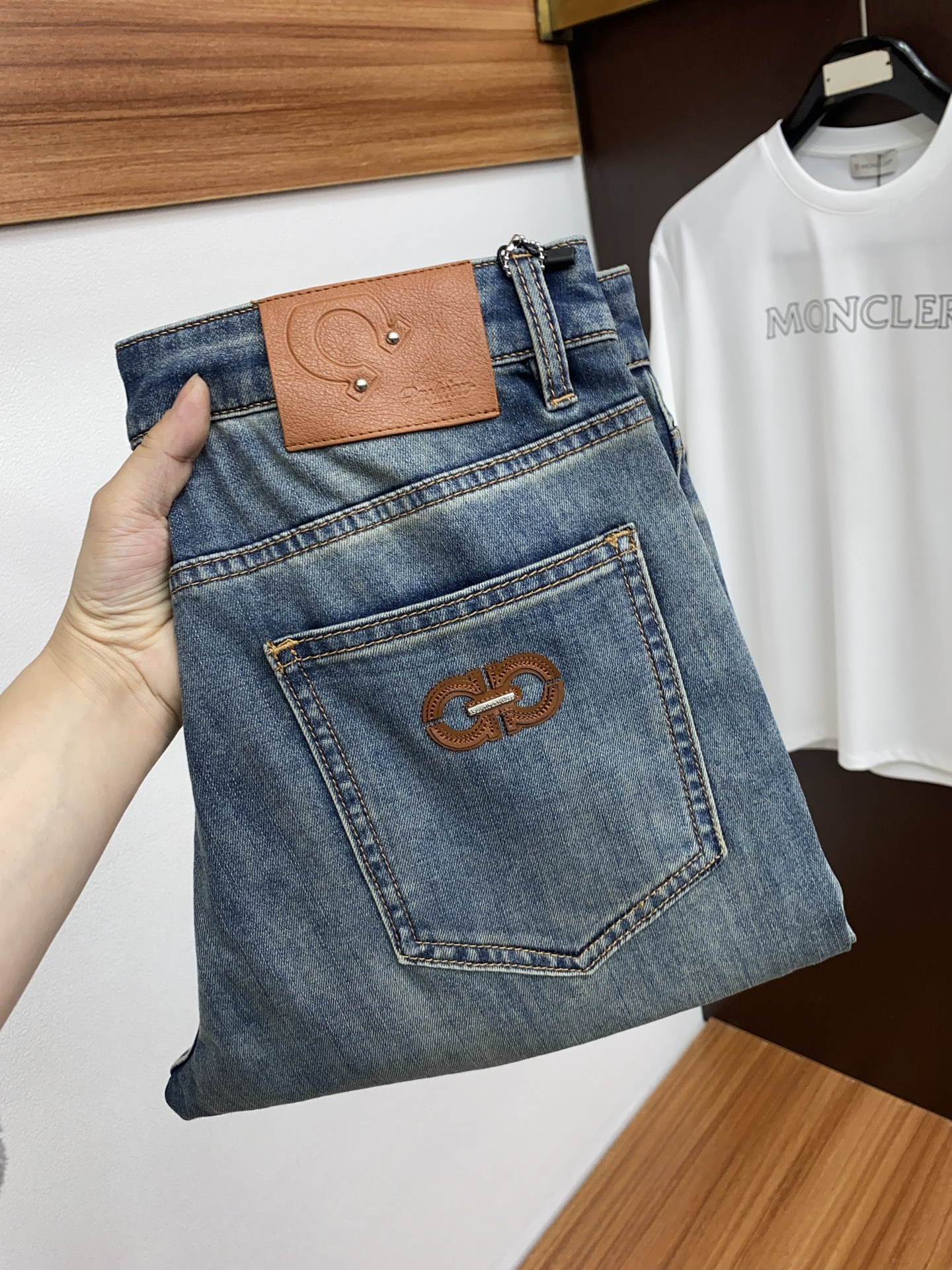 NO:124062,Ferragamo 2025SS Early Spring New Product Original Single Men's Washed Jeans Pure Birth Products The type that must be released every season, the best-selling ace item that needs no doubt, meets the best matching color number of the four seasons. The overall style continues the tone of SLP, and integrates a variety of arts and esthetics throughout the body. Washing and making it look old is natural, creating an unruly and individual style!  The details are excellent, very sophisticated, and the auxiliary materials are all supplied to customers. The metal chain strongly demonstrates the brand identity!  The heavyweight Japanese imported denim fabric is very well washed and impeccable!  Perfect cut 29-38 No 37, loro piana, ferragamo, jeans, alexander wang19860909菲拉格慕 2025SS早春 新品 原单男士水洗牛仔裤纯血统品 每季必出的类型,无需质疑的热卖王牌单品,符合四季最佳的搭配色号 整体的风格延续了SLP的基调,通体融入了多种工艺美学,水洗做旧浑然天成,缔造出不羁与个性的风格！细节方面极为出色,非常匠心考究,通体的辅料皆为客供 金属链条有力彰显了品牌身份！重磅日本进口的丹宁面料,水洗相当出色,无可挑剔！版型剪裁完美 29-38 无37,,loro piana,ferragamo,jeans,alexander wang,Men's clothing