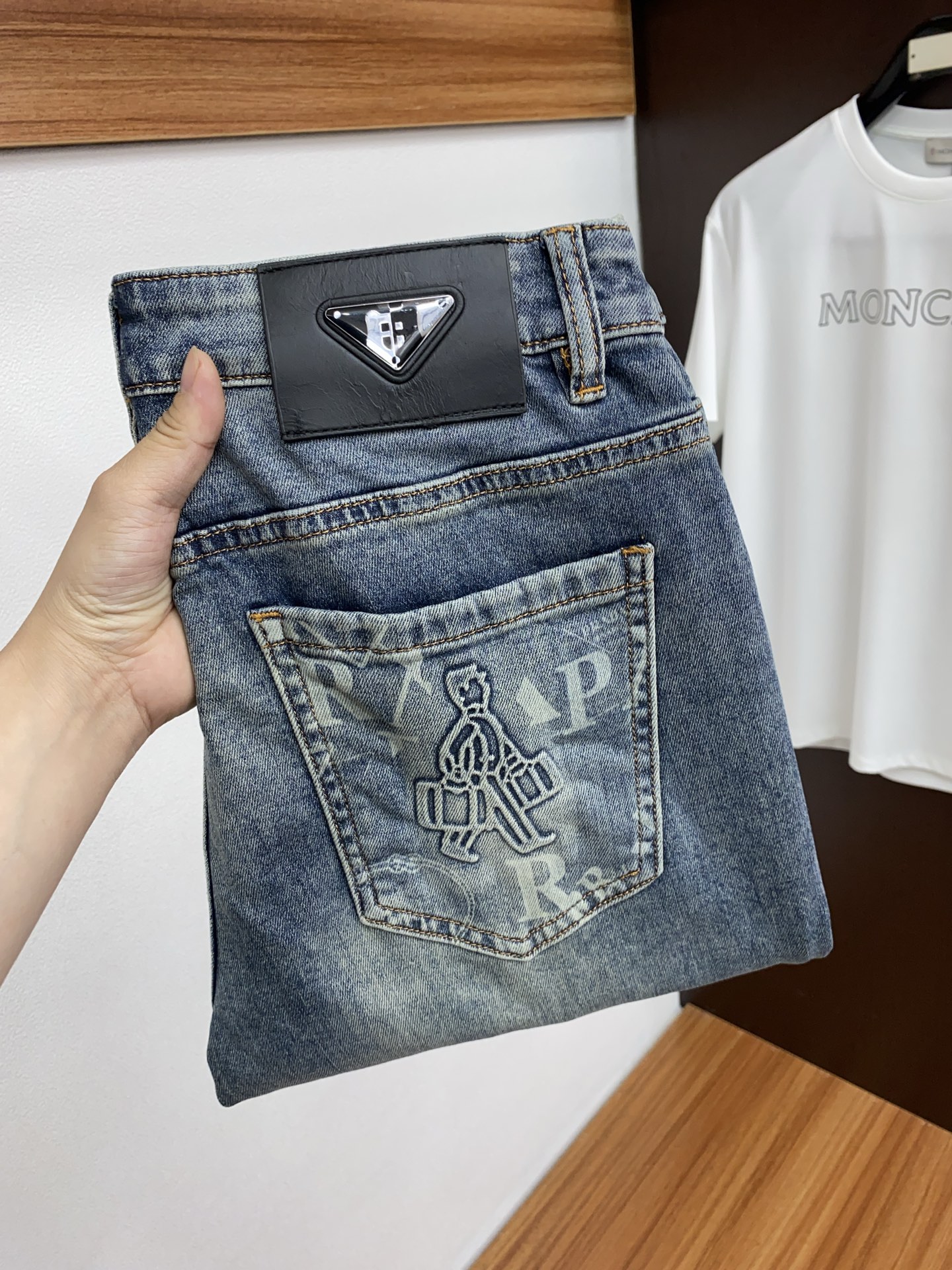 NO:125609,Prada 2025SS Early Spring New Product Original Single Men's Washed Jeans Pure Birth Products The type that must be released every season, the best-selling ace item that needs no doubt, meets the best matching color number of the four seasons. The overall style continues the tone of SLP, and integrates a variety of arts and esthetics throughout the body. Washing and making it old is natural, creating an unruly and individual style!  The details are excellent, very sophisticated, and the auxiliary materials are all supplied to customers. The metal chain strongly demonstrates the brand identity!  The heavyweight Japanese imported denim fabric is very well washed and impeccable!  Perfect cut 29-38 No 37, loro piana, prada, jeans, alexander wang19860909普拉达 2025SS早春 新品 原单男士水洗牛仔裤纯血统品 每季必出的类型,无需质疑的热卖王牌单品,符合四季最佳的搭配色号 整体的风格延续了SLP的基调,通体融入了多种工艺美学,水洗做旧浑然天成,缔造出不羁与个性的风格！细节方面极为出色,非常匠心考究,通体的辅料皆为客供 金属链条有力彰显了品牌身份！重磅日本进口的丹宁面料,水洗相当出色,无可挑剔！版型剪裁完美 29-38 无37,,loro piana,prada,jeans,alexander wang,Men's clothing