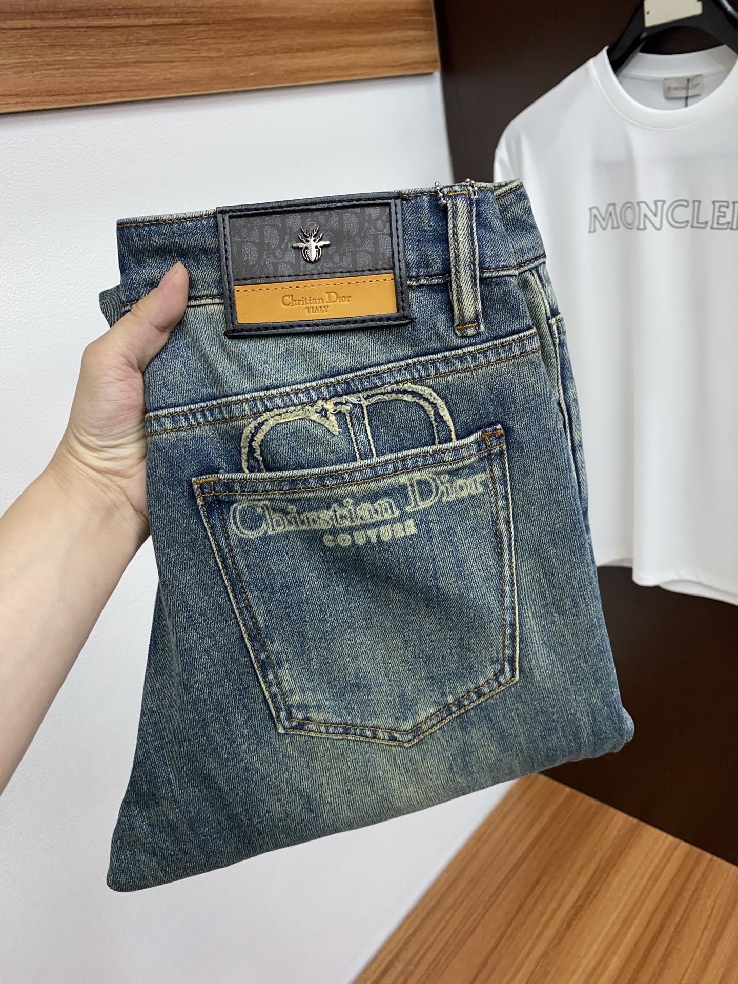 NO:124040,2025SS Early Spring New Product Original single men's wash jeans purebred product The type that must be released every season, the hot-selling ace item that needs no doubt, meets the best matching color number of the four seasons. The overall style continues the tone of SLP, and integrates a variety of arts and craftsmanship throughout the body. Washing and making it old is natural, creating an unruly and individual style!  The details are excellent, very sophisticated, and the auxiliary materials are all supplied to customers. The metal chain strongly demonstrates the brand identity!  The heavyweight Japanese imported denim fabric is very well washed and impeccable!  Perfect cut 29-38 No 37, loro piana, jeans, alexander wang198609092025SS早春 新品 原单男士水洗牛仔裤纯血统品 每季必出的类型,无需质疑的热卖王牌单品,符合四季最佳的搭配色号 整体的风格延续了SLP的基调,通体融入了多种工艺美学,水洗做旧浑然天成,缔造出不羁与个性的风格！细节方面极为出色,非常匠心考究,通体的辅料皆为客供 金属链条有力彰显了品牌身份！重磅日本进口的丹宁面料,水洗相当出色,无可挑剔！版型剪裁完美 29-38 无37,,loro piana,jeans,alexander wang,Men's clothing