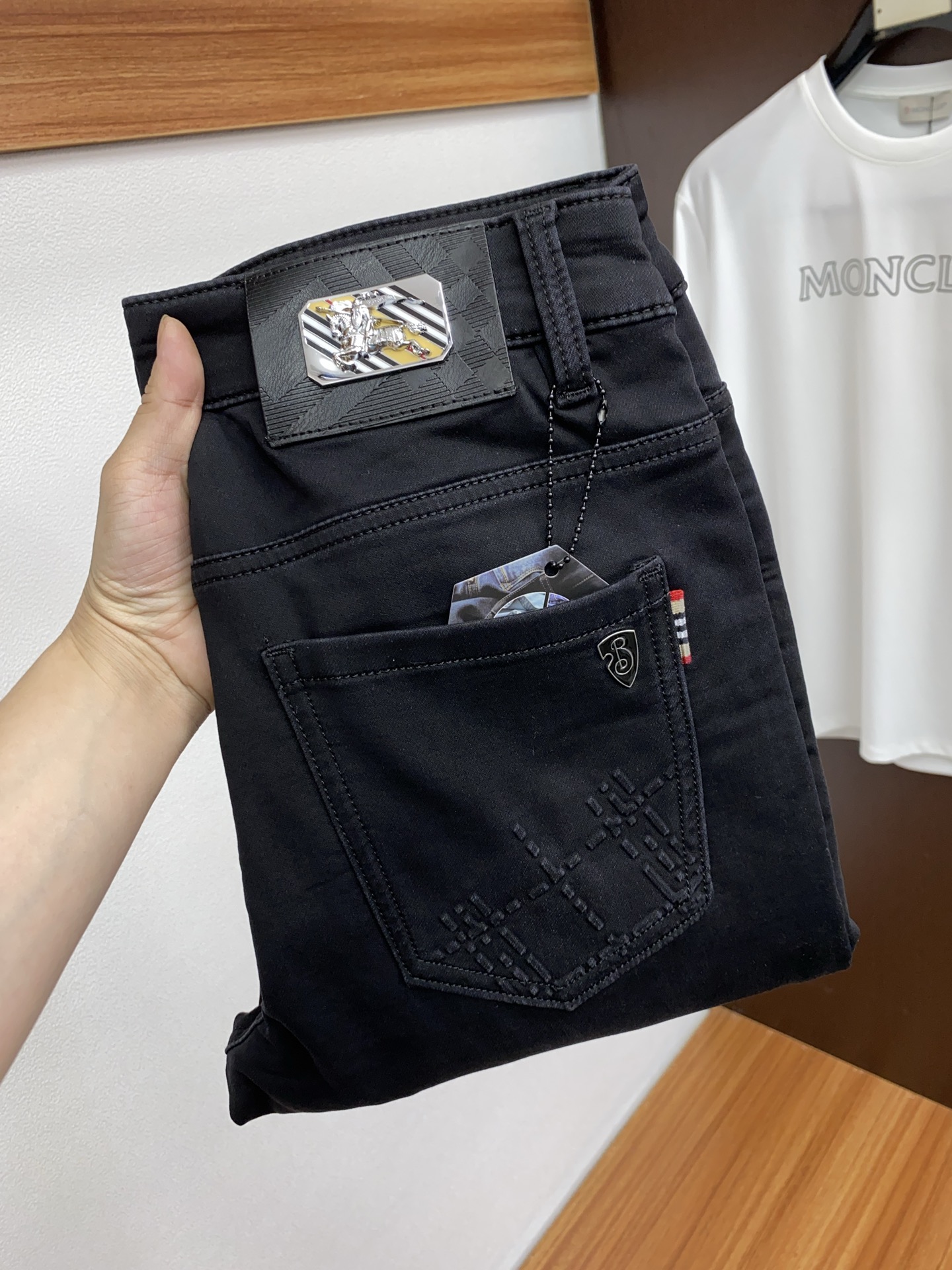 NO:124065,Burberry 2025SS Early Spring New Product Original single men's wash jeans purebred product The type that must be released every season, the hot-selling ace item that needs no doubt, meets the best matching color number of the four seasons. The overall style continues the tone of SLP, and integrates a variety of arts and craftsmanship throughout the body. Washing and making it old is natural, creating an unruly and individual style!  The details are excellent, very sophisticated, and the auxiliary materials are all supplied to customers. The metal chain strongly demonstrates the brand identity!  The heavyweight Japanese imported denim fabric is very well washed and impeccable!  Perfect cut 29-38 No 37, burberry,loro piana,jeans,alexander wang19860909巴宝莉 2025SS早春 新品 原单男士水洗牛仔裤纯血统品 每季必出的类型,无需质疑的热卖王牌单品,符合四季最佳的搭配色号 整体的风格延续了SLP的基调,通体融入了多种工艺美学,水洗做旧浑然天成,缔造出不羁与个性的风格！细节方面极为出色,非常匠心考究,通体的辅料皆为客供 金属链条有力彰显了品牌身份！重磅日本进口的丹宁面料,水洗相当出色,无可挑剔！版型剪裁完美 29-38 无37,,burberry,loro piana,jeans,alexander wang,Men's clothing