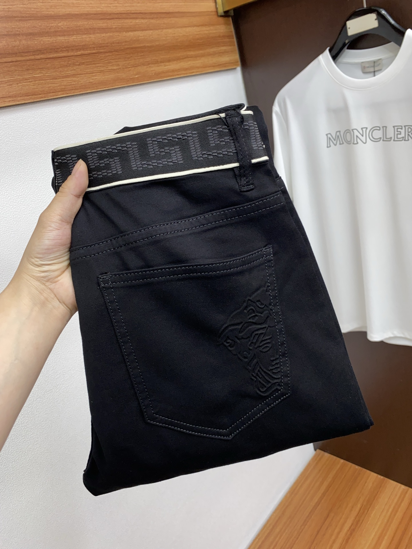 NO:125612,Versace 2025SS Early Spring New Product Original single men's wash jeans purebred product The type that must be released every season, the hot-selling ace item that needs no doubt, meets the best matching color number of the four seasons. The overall style continues the tone of SLP, and integrates a variety of arts and esthetics throughout the body. Washing and making it old is natural, creating an unruly and individual style!  The details are excellent, very sophisticated, and the auxiliary materials are all supplied to customers. The metal chain strongly demonstrates the brand identity!  The heavyweight Japanese imported denim fabric is very well washed and impeccable!  Perfect cut 29-38 No 37, loro piana, versace, jeans, alexander wang19860909范思哲 2025SS早春 新品 原单男士水洗牛仔裤纯血统品 每季必出的类型,无需质疑的热卖王牌单品,符合四季最佳的搭配色号 整体的风格延续了SLP的基调,通体融入了多种工艺美学,水洗做旧浑然天成,缔造出不羁与个性的风格！细节方面极为出色,非常匠心考究,通体的辅料皆为客供 金属链条有力彰显了品牌身份！重磅日本进口的丹宁面料,水洗相当出色,无可挑剔！版型剪裁完美 29-38 无37,,loro piana,versace,jeans,alexander wang,Men's clothing