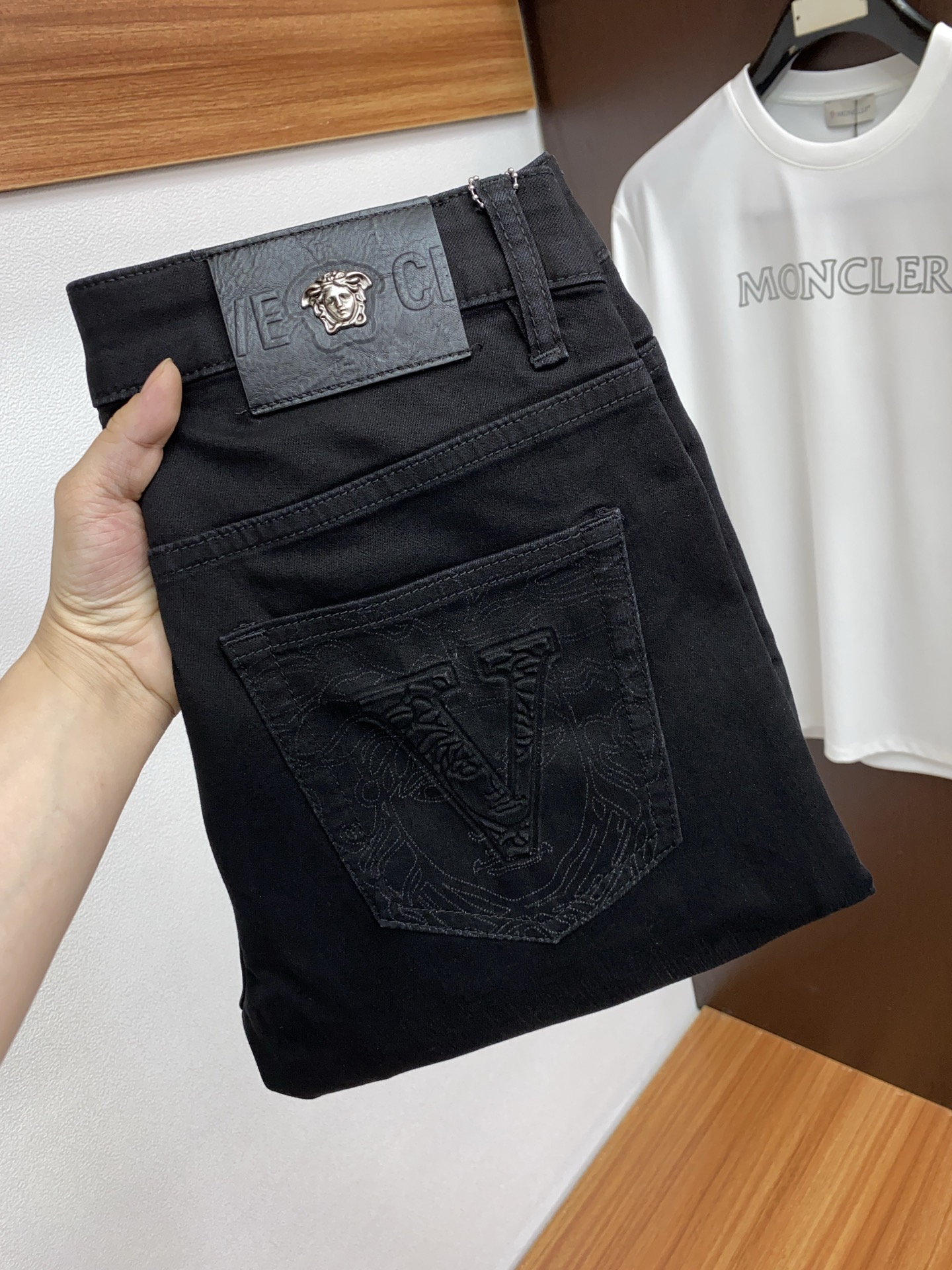 NO:124105,Versace 2025SS Early Spring New Product Original single men's wash jeans purebred product The type that must be released every season, the hot-selling ace item that needs no doubt, meets the best matching color number of the four seasons. The overall style continues the tone of SLP, and integrates a variety of arts and esthetics throughout the body. Washing and making it old is natural, creating an unruly and individual style!  The details are excellent, very sophisticated, and the auxiliary materials are all supplied to customers. The metal chain strongly demonstrates the brand identity!  The heavyweight Japanese imported denim fabric is very well washed and impeccable!  Perfect cut 29-38 No 37, loro piana, versace, jeans, alexander wang19860909范思哲 2025SS早春 新品 原单男士水洗牛仔裤纯血统品 每季必出的类型,无需质疑的热卖王牌单品,符合四季最佳的搭配色号 整体的风格延续了SLP的基调,通体融入了多种工艺美学,水洗做旧浑然天成,缔造出不羁与个性的风格！细节方面极为出色,非常匠心考究,通体的辅料皆为客供 金属链条有力彰显了品牌身份！重磅日本进口的丹宁面料,水洗相当出色,无可挑剔！版型剪裁完美 29-38 无37,,loro piana,versace,jeans,alexander wang,Men's clothing