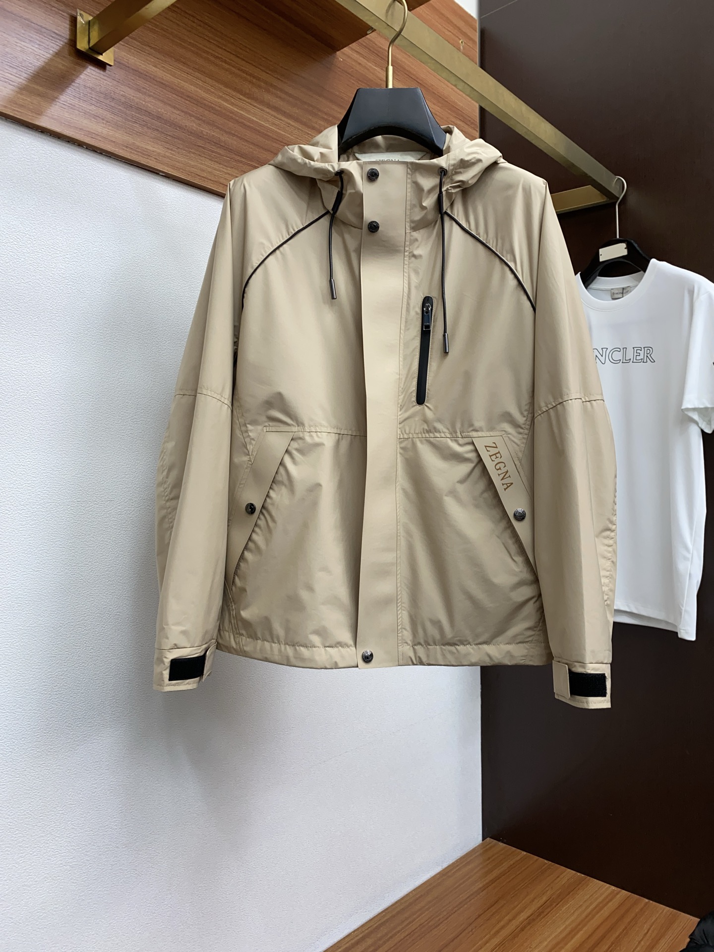 NO:122083,Jenia 2025FW men's hooded jacket men's jacket, casual and daily wear items!  The upper body shape and jacquard fabric perfectly combine fashion aesthetics with the concept of new urban business and leisure. The whole body interprets the Italian-style ability and outdoor functional style, both solemn and harmonious, creating a unique styling item. The overall outline tends to be simple, with a rather unique and elegant detail treatment, enriching the overall vision. The wardrobe has excellent high attendance rate for business and leisure!  It is hard to find!  48-56 (please report height and weight by placing an order), zegna, jackets & coats, jackets & coats, hats, alexander wang19860909杰尼亚 2025FW男士连帽夹克男装外套,休闲日常穿搭单品！上身修饰身形、提花面料将时装美学和新都市商务休闲概念完美融合,通体将意式的干练和户外功能性风格极致诠释,亦庄亦谐,塑造出别具一格的造型单品,整体轮廓趋于简约风格,颇为个性且雅痞的细节处理,丰富了整体视觉.衣橱商务休闲绝佳的高出勤率！可遇而不可求！48-56（下单请报身高体重）,,zegna,jackets & coats,jackets & coats,hats,alexander wang,Men's clothing