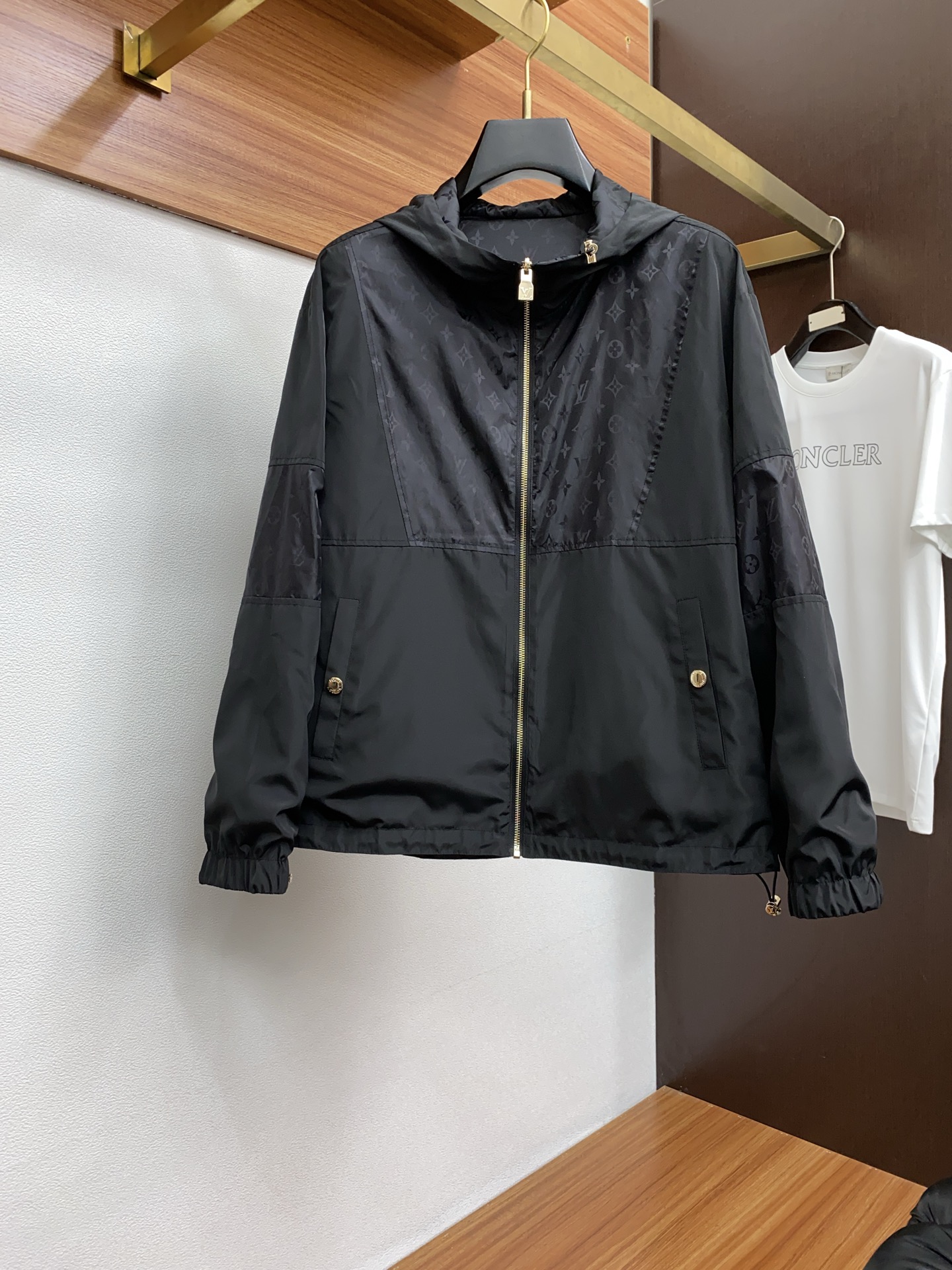 NO:124045,1v Louis Vuitton 2025FW Men's Hooded Double-sided Jacket Men's Jacket, Casual Daily Wearing Products!  The upper body shape and jacquard fabric perfectly combine fashion aesthetics with the concept of new urban business and leisure. The whole body interprets the Italian-style ability and outdoor functional style, both solemn and harmonious, creating a unique styling item. The overall outline tends to be simple, with a rather unique and elegant detail treatment, enriching the overall vision. The wardrobe has excellent high attendance rate for business and leisure!  It is hard to find!  48-56 (please report height and weight by placing an order),,louis vuitton,jackets & coats,jackets & coats,hats,alexander wang198609091v 路易威登 2025FW男士连帽 双面夹克男装外套,休闲日常穿搭单品！上身修饰身形、提花面料将时装美学和新都市商务休闲概念完美融合,通体将意式的干练和户外功能性风格极致诠释,亦庄亦谐,塑造出别具一格的造型单品,整体轮廓趋于简约风格,颇为个性且雅痞的细节处理,丰富了整体视觉.衣橱商务休闲绝佳的高出勤率！可遇而不可求！48-56（下单请报身高体重）,,louis vuitton,jackets & coats,jackets & coats,hats,alexander wang,Men's clothing