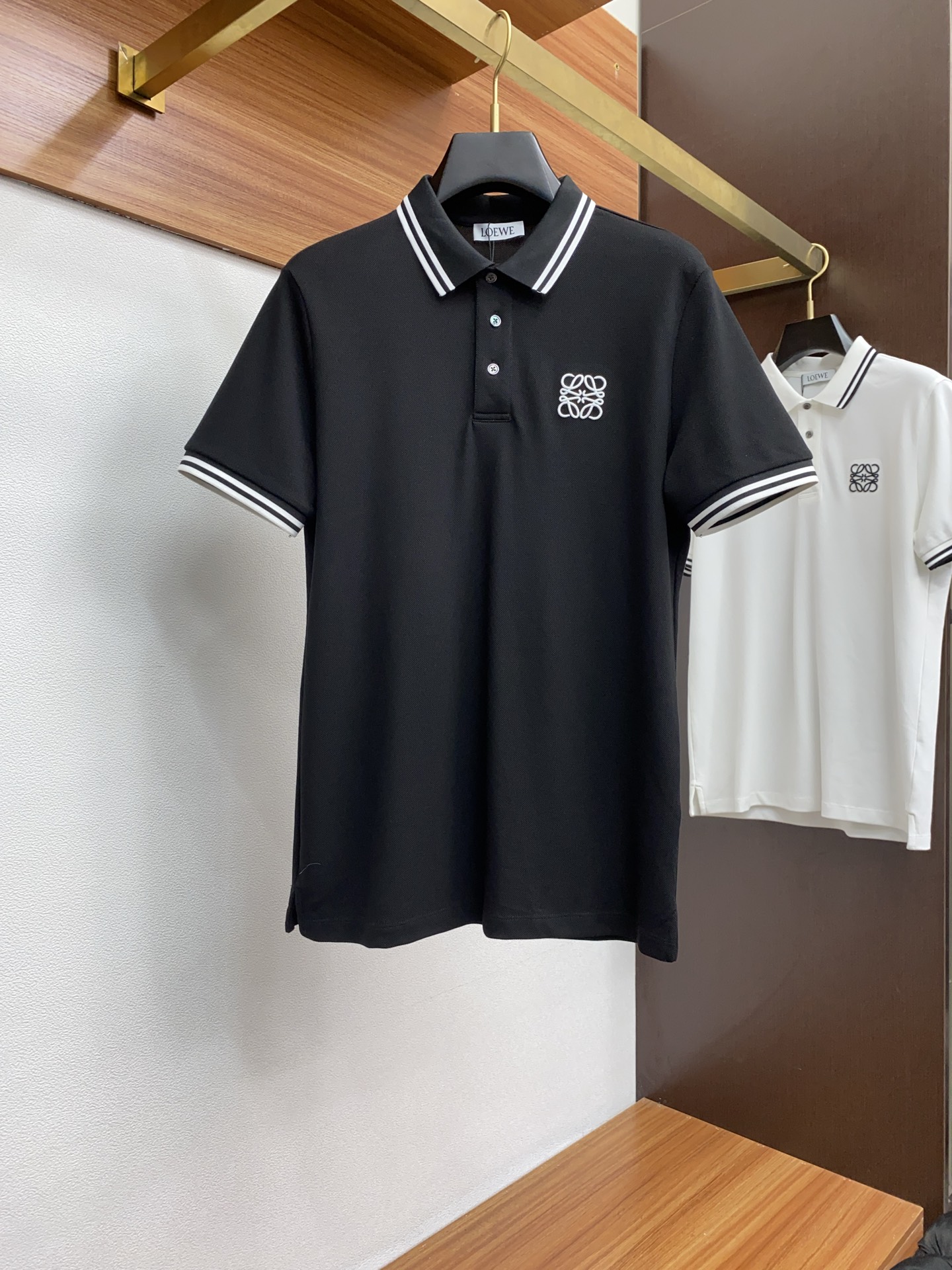 NO:125611,Luo Yiwei 2025ss classic fashion lapel Polo shirt short sleeves trading company channel orders, and the official website is released simultaneously. It is simple and elegant, fashionable and versatile, and the quality is even more unscrupulous!! The quality of the fabric is also as high as ever. It uses imported custom hexagonal cotton bead floor cotton fabric, with shell buttons, collar and button knitted threads, which are soft and stylish, breathable and comfortable. The upper body has a good drape, not easy to deform! It is even more difficult to fade! The chest embroidery design makes the overall upper body effect more low-key, luxurious, noble and elegant! It shows a different flavor! Business casual, fashionable and versatile, it is simply a must-have item for every successful man! Number of code M-3XL Color black-white blue,,loewe, T-shirt, alexander wang19860909罗意威 2025ss经典时尚翻领 Polo衫短袖 贸易公司渠道订单,官网同步发售,简约大气,时尚百搭,品相更是无法挑剔!!面料这块品质也是一如既往的高规格,选用进口定制六角棉珠地棉面料,采用贝壳纽扣,领子和纽扣针织螺纹,柔软有型、透气舒适.上身垂感好,不易变形!更不易褪色! 胸口刺绣设计 使得整体的上身效果更加的低调奢华,高贵典雅!彰显出别样的风味!商务休闲,时尚百搭,简直是每位成功男士的必备单品! 码数M-3XL 颜色黑色-白色 蓝,,loewe,T-shirt,alexander wang,Men's clothing