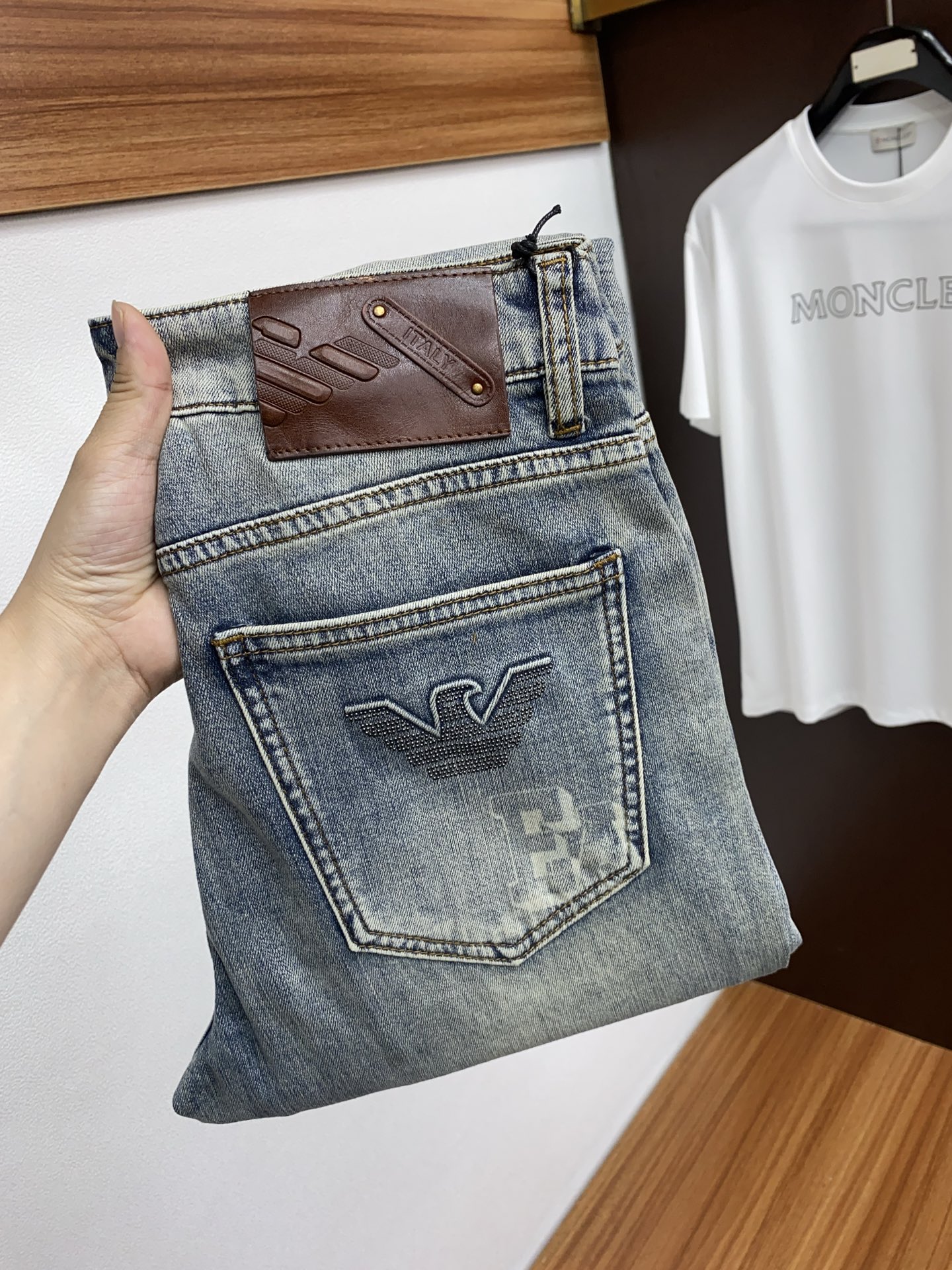 NO:125614,Armani 25 spring and summer new products, pure-blooded men's washing jeans, a must-have product every season, a hot-selling ace item that needs no doubt, conforms to the best matching color number of the four seasons. The overall style continues the tone of SLP, and integrates a variety of arts and esthetics throughout the body. Washing and making it old is natural, creating an unruly and individual style!  The details are excellent, very sophisticated, and the auxiliary materials are all supplied to customers. The metal chain strongly demonstrates the brand identity!  The heavyweight Japanese imported denim fabric is very well washed and impeccable!  Perfect cut size 29-38, loro piana,armani,jeans,alexander wang19860909阿玛尼 25春夏新品 男士水洗牛仔裤纯血统品 每季必出的类型,无需质疑的热卖王牌单品,符合四季最佳的搭配色号 整体的风格延续了SLP的基调,通体融入了多种工艺美学,水洗做旧浑然天成,缔造出不羁与个性的风格！细节方面极为出色,非常匠心考究,通体的辅料皆为客供 金属链条有力彰显了品牌身份！重磅日本进口的丹宁面料,水洗相当出色,无可挑剔！版型剪裁完美 尺码 29-38,,loro piana,armani,jeans,alexander wang,Men's clothing