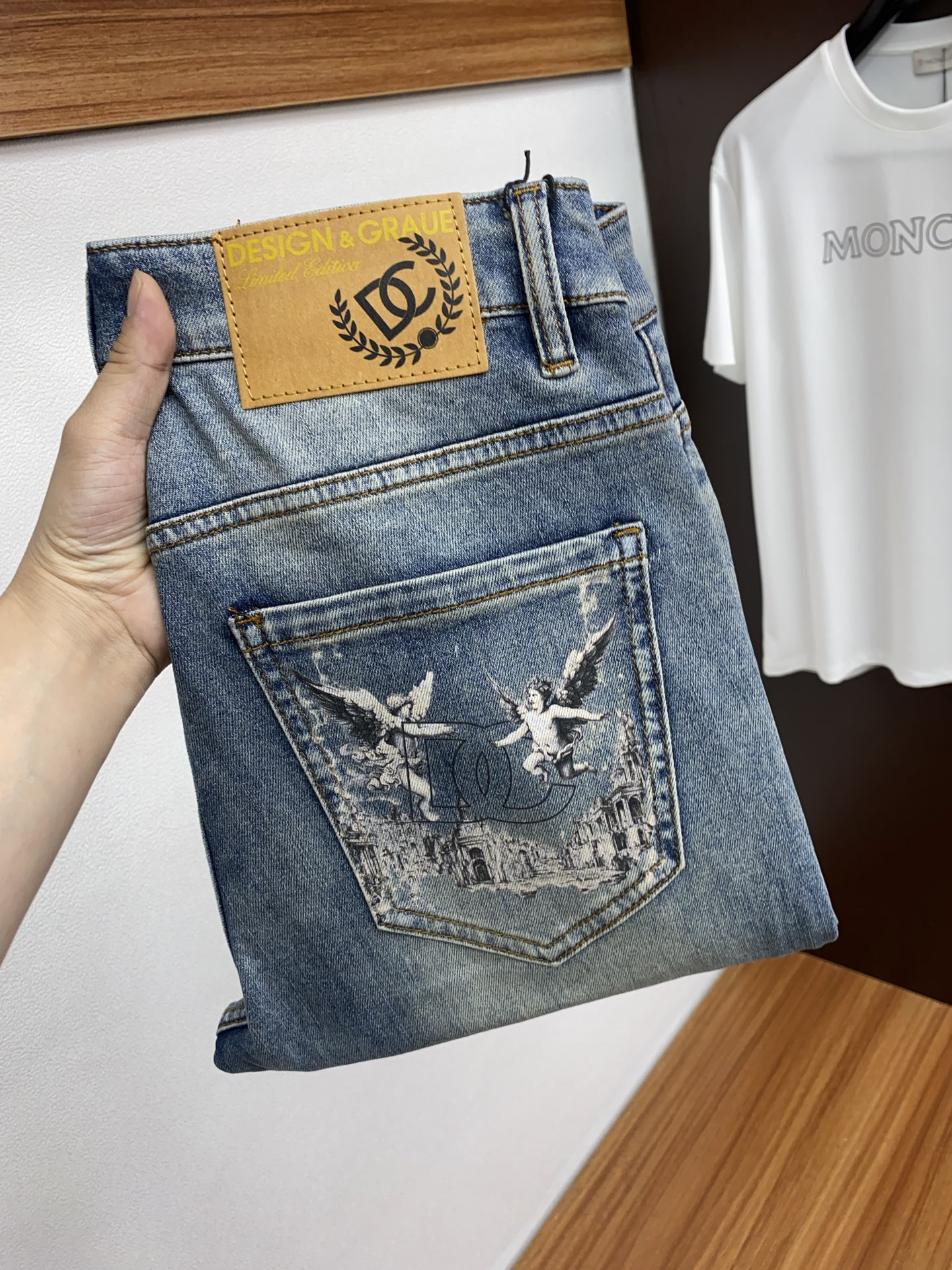 NO:124112,DG 25 Spring and Summer New Products Men's Washed Jeans Pure Birth Products The type that must be released every season, a hot-selling ace item that needs no doubt, meets the best matching color number of the four seasons. The overall style continues the tone of SLP, and integrates a variety of arts and craftsmanship. Washing and making it old is natural, creating an unruly and personal style!  The details are excellent, very sophisticated, and the auxiliary materials are all supplied to customers. The metal chain strongly demonstrates the brand identity!  The heavyweight Japanese imported denim fabric is very well washed and impeccable!  Perfect cut Size 29-38, Dolce & Gabbana,loro piana,jeans,alexander wang19860909DG 25春夏新品 男士水洗牛仔裤纯血统品 每季必出的类型,无需质疑的热卖王牌单品,符合四季最佳的搭配色号 整体的风格延续了SLP的基调,通体融入了多种工艺美学,水洗做旧浑然天成,缔造出不羁与个性的风格！细节方面极为出色,非常匠心考究,通体的辅料皆为客供 金属链条有力彰显了品牌身份！重磅日本进口的丹宁面料,水洗相当出色,无可挑剔！版型剪裁完美 尺码 29-38,,Dolce&Gabbana,loro piana,jeans,alexander wang,Men's clothing