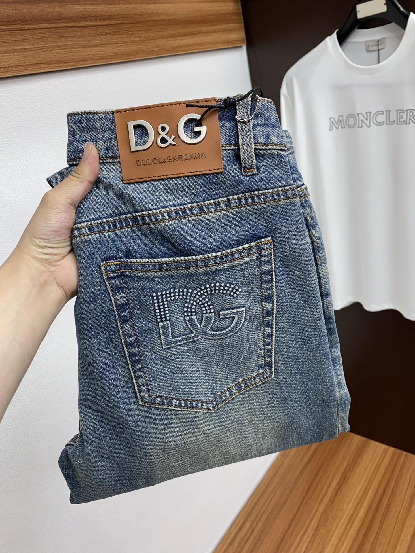 NO:124100,DG 25 Spring and Summer New Products Straight Small Broad Edition Original Single Men's Washed Jeans Pure Birth Products The type that must be released every season, the best-selling ace item that needs no doubt, meets the best matching color number of the four seasons. The overall style continues the tone of SLP, and integrates a variety of arts and esthetics throughout the body. Washing and making it look old is natural, creating an unruly and individual style!  The details are excellent, very sophisticated, and the auxiliary materials are all supplied to customers. The metal chain strongly demonstrates the brand identity!  The heavyweight Japanese imported denim fabric is very well washed and impeccable!  Perfect cut Size 28-36, Dolce & Gabbana,loro piana,jeans,alexander wang19860909DG 25春夏新品 直筒微阔版原单男士水洗牛仔裤纯血统品 每季必出的类型,无需质疑的热卖王牌单品,符合四季最佳的搭配色号 整体的风格延续了SLP的基调,通体融入了多种工艺美学,水洗做旧浑然天成,缔造出不羁与个性的风格！细节方面极为出色,非常匠心考究,通体的辅料皆为客供 金属链条有力彰显了品牌身份！重磅日本进口的丹宁面料,水洗相当出色,无可挑剔！版型剪裁完美 尺码 28-36,,Dolce&Gabbana,loro piana,jeans,alexander wang,Men's clothing