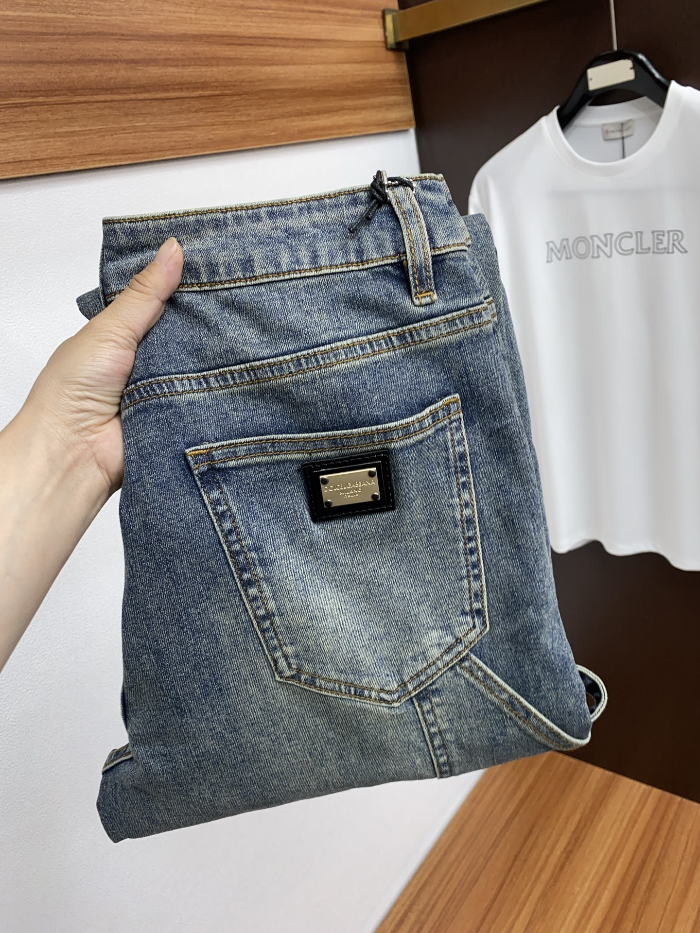 NO:124115,DG 25 Spring and Summer New Products Straight Small Broad Edition Original Single Men's Washed Jeans Pure Birth Products The type that must be released every season, the best-selling ace item that needs no doubt, meets the best matching color number of the four seasons. The overall style continues the tone of SLP, and integrates a variety of arts and esthetics throughout the body. Washing and making it look old is natural, creating an unruly and individual style!  The details are excellent, very sophisticated, and the auxiliary materials are all supplied to customers. The metal chain strongly demonstrates the brand identity!  The heavyweight Japanese imported denim fabric is very well washed and impeccable!  Perfect cut Size 28-36, Dolce & Gabbana,loro piana,jeans,alexander wang19860909DG 25春夏新品 直筒微阔版原单男士水洗牛仔裤纯血统品 每季必出的类型,无需质疑的热卖王牌单品,符合四季最佳的搭配色号 整体的风格延续了SLP的基调,通体融入了多种工艺美学,水洗做旧浑然天成,缔造出不羁与个性的风格！细节方面极为出色,非常匠心考究,通体的辅料皆为客供 金属链条有力彰显了品牌身份！重磅日本进口的丹宁面料,水洗相当出色,无可挑剔！版型剪裁完美 尺码 28-36,,Dolce&Gabbana,loro piana,jeans,alexander wang,Men's clothing