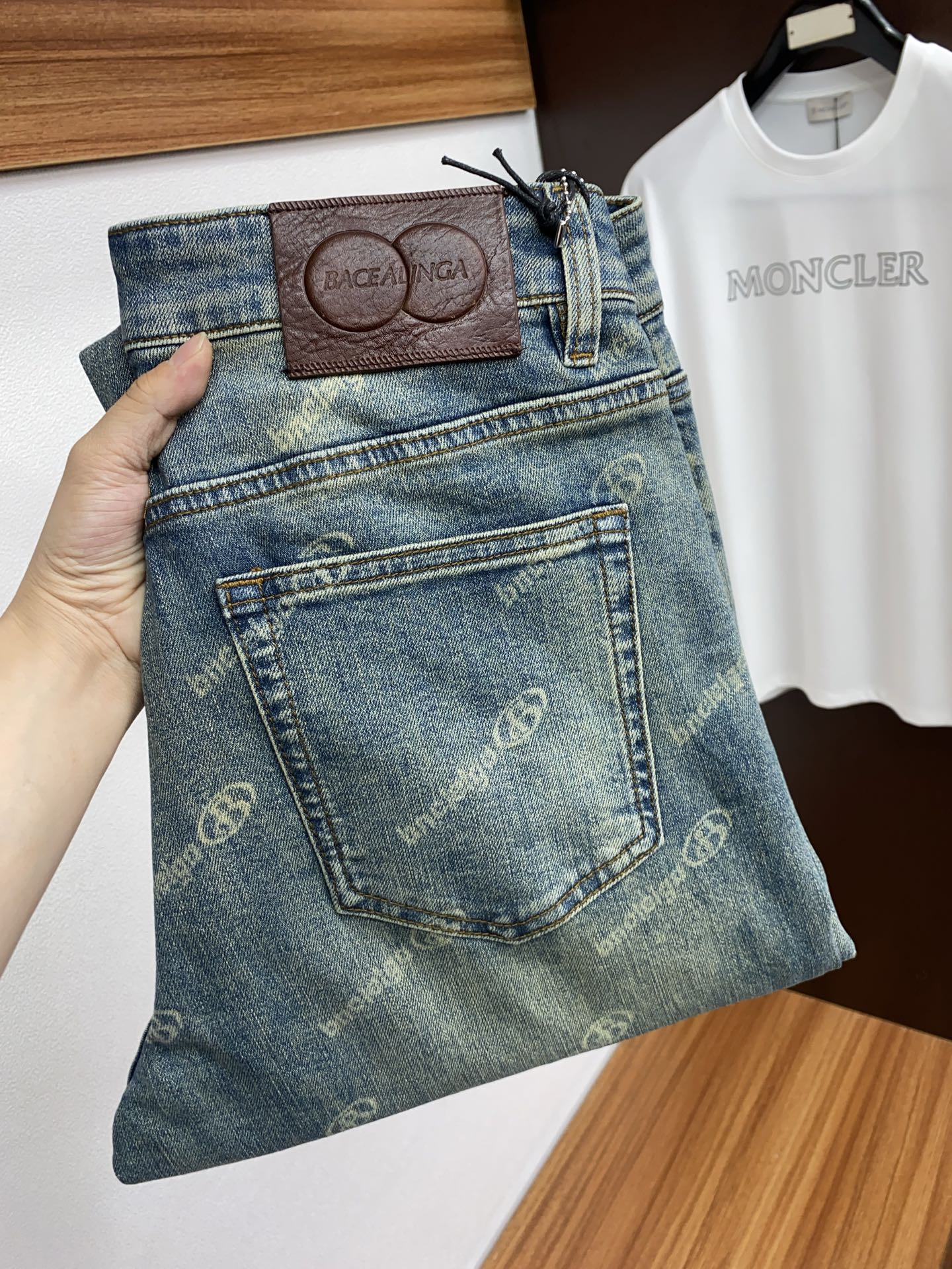 NO:125628,Balenciaga 25 spring and summer new product, straight and small wide version of original single men's washing jeans purebred product, a must-have type every season, a hot-selling ace item that needs no doubt, conforms to the best matching color number of the four seasons. The overall style continues the tone of SLP, and integrates a variety of arts and esthetics throughout the body. Washing and making it look old is natural, creating an unruly and individual style!  The details are excellent, very sophisticated, and the auxiliary materials are all supplied to customers. The metal chain strongly demonstrates the brand identity!  The heavyweight Japanese imported denim fabric is very well washed and impeccable!  Perfect cut Size 28-36, balenciaga,loro piana,jeans,alexander wang19860909巴黎世家 25春夏新品 直筒微阔版原单男士水洗牛仔裤纯血统品 每季必出的类型,无需质疑的热卖王牌单品,符合四季最佳的搭配色号 整体的风格延续了SLP的基调,通体融入了多种工艺美学,水洗做旧浑然天成,缔造出不羁与个性的风格！细节方面极为出色,非常匠心考究,通体的辅料皆为客供 金属链条有力彰显了品牌身份！重磅日本进口的丹宁面料,水洗相当出色,无可挑剔！版型剪裁完美 尺码 28-36,,balenciaga,loro piana,jeans,alexander wang,Men's clothing