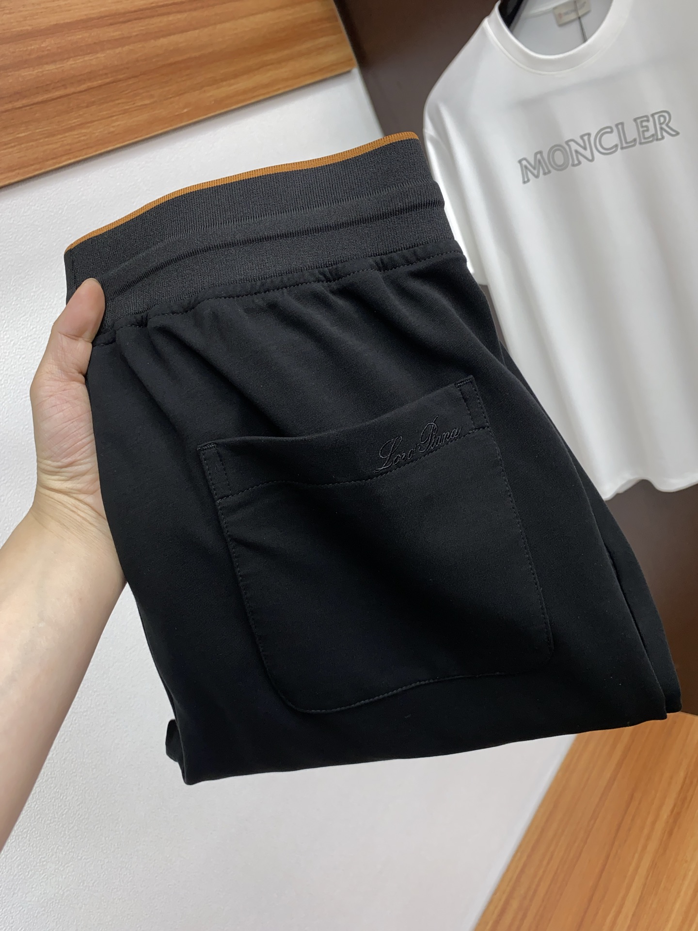 NO:124078,LP Spring and Summer Counter New Customized Casual Pants, Clean and neatly tailored, full of urban style, uses high-end worsted fabrics to feel soft and dry, and the upper body has a crisp and stylish effect. The hardware is exquisite, business and casual, and so many top-level raw materials, creating high-end products with unparalleled value. The first choice for high-end fashion and fashion people. Size M-4xL, loro piano, alexander wang19860909LP 春夏专柜新款定制休闲裤 干净利落剪裁,都市风十足 采用高端精纺面料手感软糯干爽,上身效果挺括有型.五金精致,商务休闲非常好看如此众多的顶级原料,打造出价值感无与伦比的高端产品,高端潮流时尚人士首选 尺码M-4xL,,loro piana,alexander wang,Men's clothing