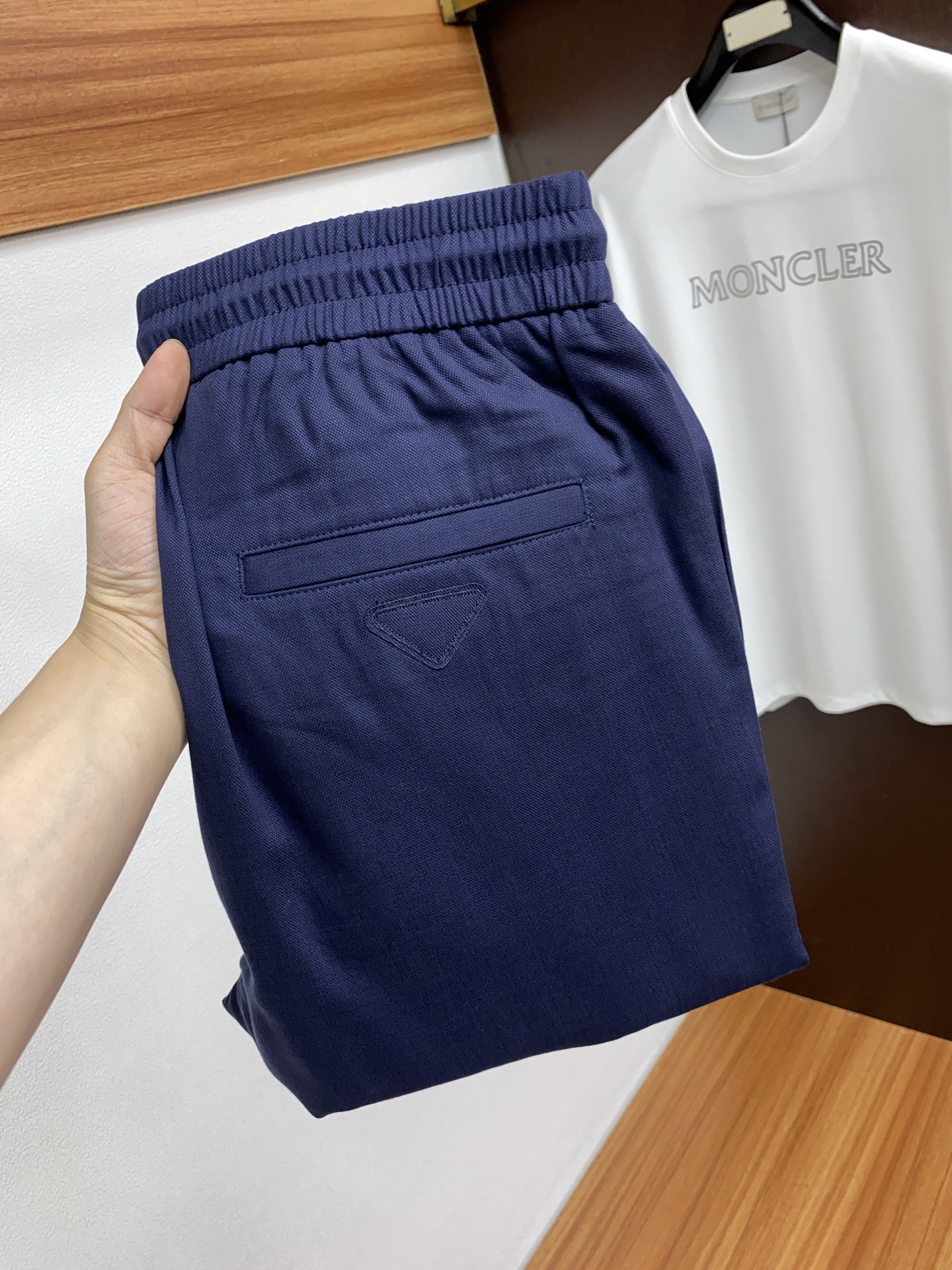 NO:125625,Prada 2025 Spring and Summer Counter New Customized Linen Cotton Casual Pants, clean and neatly tailored, full of urban style, uses high-end worsted fabrics to feel soft and dry, and the upper body has a crisp and stylish effect. The hardware is exquisite, business and casual, and so many top-level raw materials are beautiful, creating high-end products with unparalleled value. The first choice for high-end fashion and fashion people. Size 30-38, prada, alexander wang19860909普拉达 2025春夏专柜新款定制麻棉休闲裤 干净利落剪裁,都市风十足 采用高端精纺面料手感软糯干爽,上身效果挺括有型.五金精致,商务休闲非常好看如此众多的顶级原料,打造出价值感无与伦比的高端产品,高端潮流时尚人士首选 尺码30-38,,prada,alexander wang,Men's clothing