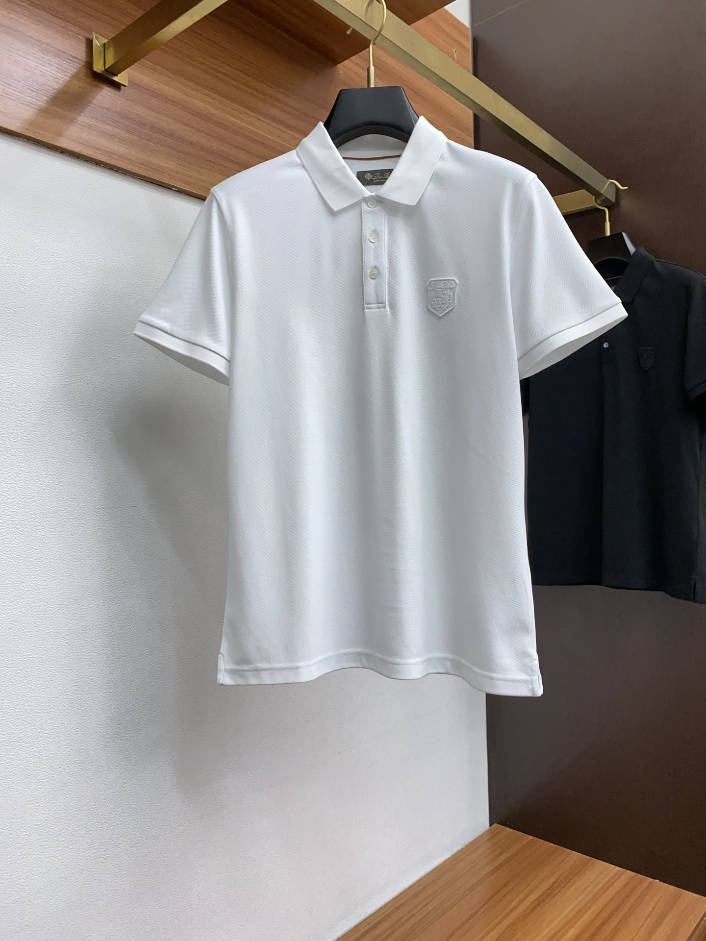 NO:125608,LP new men's beaded cotton lapel short-sleeved POLO shirt classic business men's shirt collar Polo shirt cotton bead floor fabric is presented. The light and soft fabric is dyed by the ready-to-wear to create an elegant texture, allowing the innate sports atmosphere of the clothes to be softened. The versatile style makes it very suitable for single wear, and all auxiliary materials are all provided by customers. The customer supplies imported mercerized cotton yarn, the thickness is the same as that of conventional bead floor, cool and breathable, skin-friendly and delicate, not sweaty, super comfortable. The solid color design style is atmospheric and fashionable overall, and it is just casual and business-friendly!  Code number M-3XL (48-56), loro piana,shirts,T-shirt,alexander wang19860909LP 新款男士珠地棉翻领短袖POLO衫 经典商务男装衬衫领 Polo 衫 棉质珠地面料呈现.轻盈柔软的面料经过成衣染色,营造出优雅纹理,让衣服与生俱有的运动气息得以柔和.百搭风范令其非常适合单穿,所有辅料全部客供.客供进口丝光棉纱制作,厚度和常规珠地一样,凉爽透气,亲肤细腻不闷汗,超级舒服.纯色设计款,整体就是大气时尚,休闲商务都即可！ 码数M-3XL（48-56）,,loro piana,shirts,T-shirt,alexander wang,Men's clothing