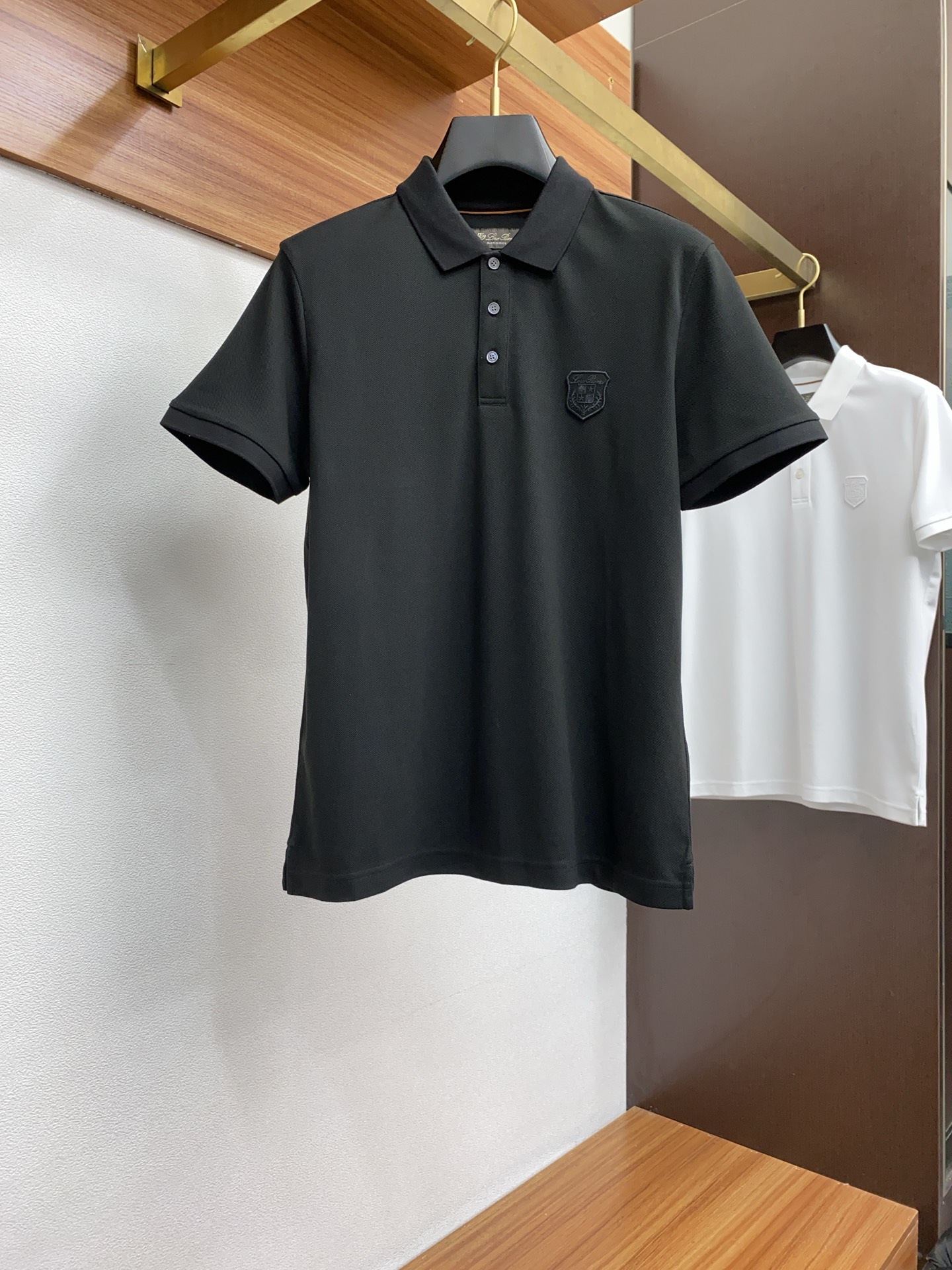 NO:125606,LP new men's beaded cotton lapel short-sleeved POLO shirt classic business men's shirt collar Polo shirt cotton bead floor fabric is presented. The light and soft fabric is dyed by the ready-to-wear to create an elegant texture, allowing the innate sports atmosphere of the clothes to be softened. The versatile style makes it very suitable for single wear, and all auxiliary materials are all provided by customers. The customer supplies imported mercerized cotton yarn, the thickness is the same as that of conventional bead floor, cool and breathable, skin-friendly and delicate, not sweaty, super comfortable. The solid color design style is atmospheric and fashionable overall, and it is just casual and business-friendly!  Code number M-3XL (48-56), loro piana,shirts,T-shirt,alexander wang19860909LP 新款男士珠地棉翻领短袖POLO衫 经典商务男装衬衫领 Polo 衫 棉质珠地面料呈现.轻盈柔软的面料经过成衣染色,营造出优雅纹理,让衣服与生俱有的运动气息得以柔和.百搭风范令其非常适合单穿,所有辅料全部客供.客供进口丝光棉纱制作,厚度和常规珠地一样,凉爽透气,亲肤细腻不闷汗,超级舒服.纯色设计款,整体就是大气时尚,休闲商务都即可！ 码数M-3XL（48-56）,,loro piana,shirts,T-shirt,alexander wang,Men's clothing