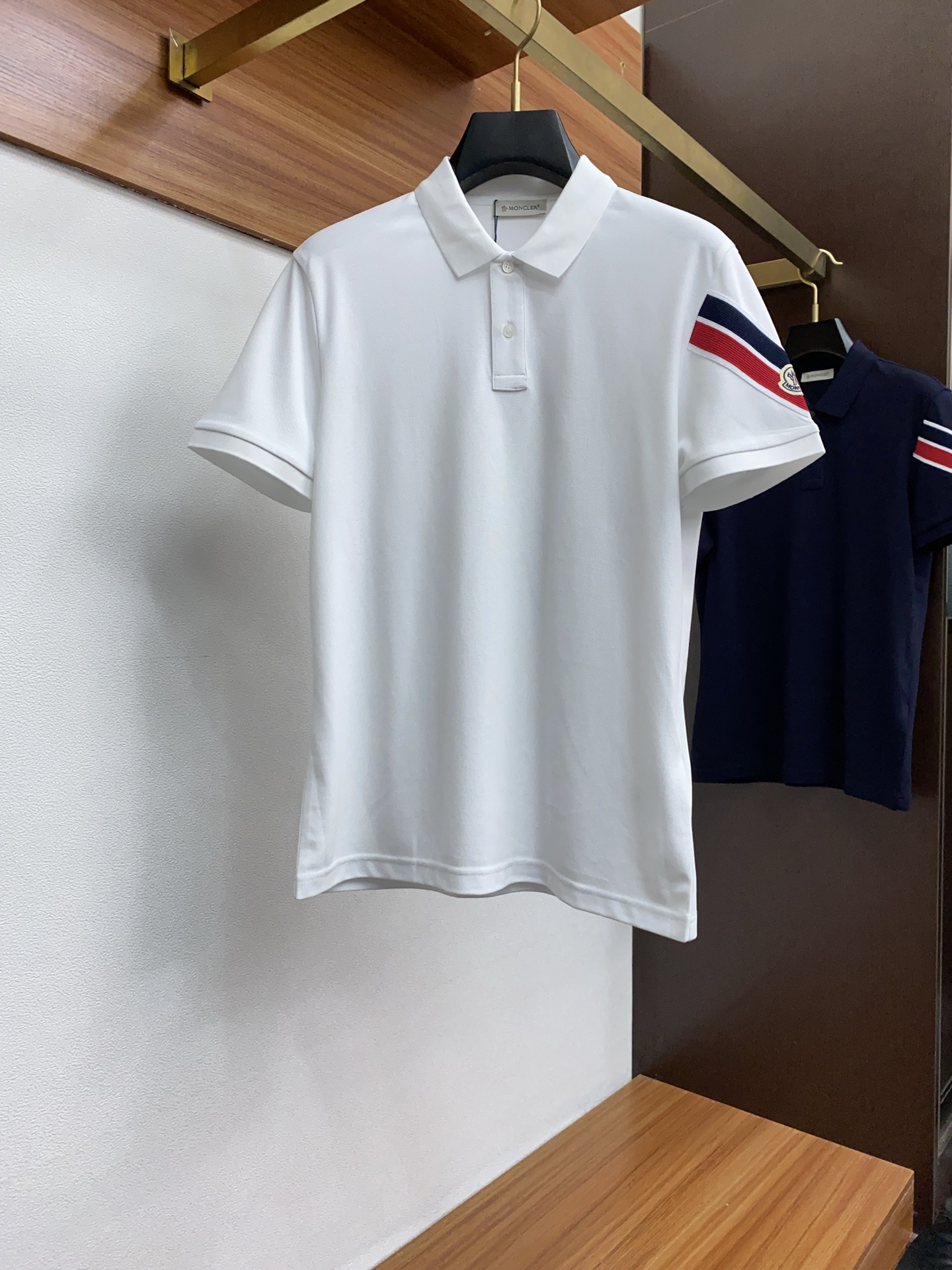 NO:124072,Miao Miao 2025 new men's beaded cotton lapel short-sleeved POLO shirt Classic business men's shirt collar Polo shirt Cotton bead floor fabric is presented. The light and soft fabric has been dyed with ready-to-wear to create an elegant texture, allowing the innate sports atmosphere of the clothes to be softened. The versatile style makes it very suitable for single wear, custom-made natural fritillar buckles, fine engravings, and all auxiliary materials are all customer-supplied. The customer supplies imported mercerized cotton yarn, the thickness is the same as that of conventional bead floor, cool and breathable, skin-friendly and delicate, not sweaty, super comfortable. The solid color design style is atmospheric and fashionable overall, and it is just casual and business-friendly!  Code number M-3XL (48-56), Shirts, T-shirt, alexander wang19860909缪缪 2025新款男士珠地棉翻领短袖POLO衫 经典商务男装衬衫领 Polo 衫 棉质珠地面料呈现.轻盈柔软的面料经过成衣染色,营造出优雅纹理,让衣服与生俱有的运动气息得以柔和.百搭风范令其非常适合单穿,定制天然贝母扣,刻字精细,所有辅料全部客供.客供进口丝光棉纱制作,厚度和常规珠地一样,凉爽透气,亲肤细腻不闷汗,超级舒服.纯色设计款,整体就是大气时尚,休闲商务都即可！ 码数M-3XL（48-56）,,shirts,T-shirt,alexander wang,Men's clothing