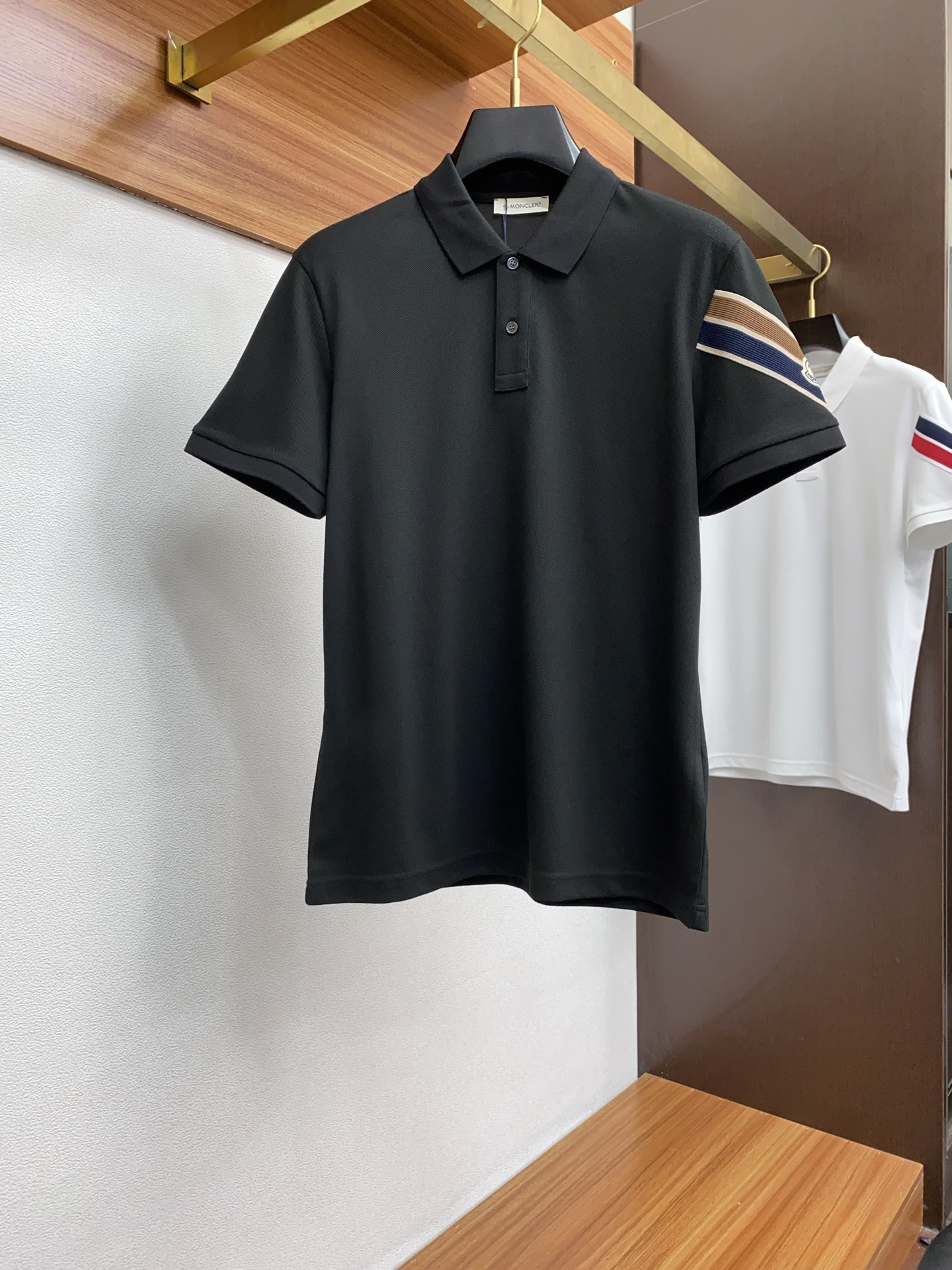 NO:124070,The new 2025 men's beaded floor cotton lapel short-sleeved POLO shirt, classic business men's shirt collar, Polo shirt, cotton bead floor fabric is presented. The light and soft fabric has been dyed with ready-to-wear to create an elegant texture, allowing the innate sports atmosphere of the clothes to be softened. The versatile style makes it very suitable for single wear, custom-made natural fritillar buckles, fine engravings, and all auxiliary materials are all customer-supplied. The customer supplies imported mercerized cotton yarn, the thickness is the same as that of conventional bead floor, cool and breathable, skin-friendly, delicate and sweat-free, super comfortable. The solid color design style is atmospheric and fashionable overall, and it is just casual and business-friendly!  Code number M-3XL (48-56), Moncler, Shirts, T-shirt, alexander wang19860909蒙口 2025新款男士珠地棉翻领短袖POLO衫 经典商务男装衬衫领 Polo 衫 棉质珠地面料呈现.轻盈柔软的面料经过成衣染色,营造出优雅纹理,让衣服与生俱有的运动气息得以柔和.百搭风范令其非常适合单穿,定制天然贝母扣,刻字精细,所有辅料全部客供.客供进口丝光棉纱制作,厚度和常规珠地一样,凉爽透气,亲肤细腻不闷汗,超级舒服.纯色设计款,整体就是大气时尚,休闲商务都即可！ 码数M-3XL（48-56）,,Moncler,shirts,T-shirt,alexander wang,Men's clothing