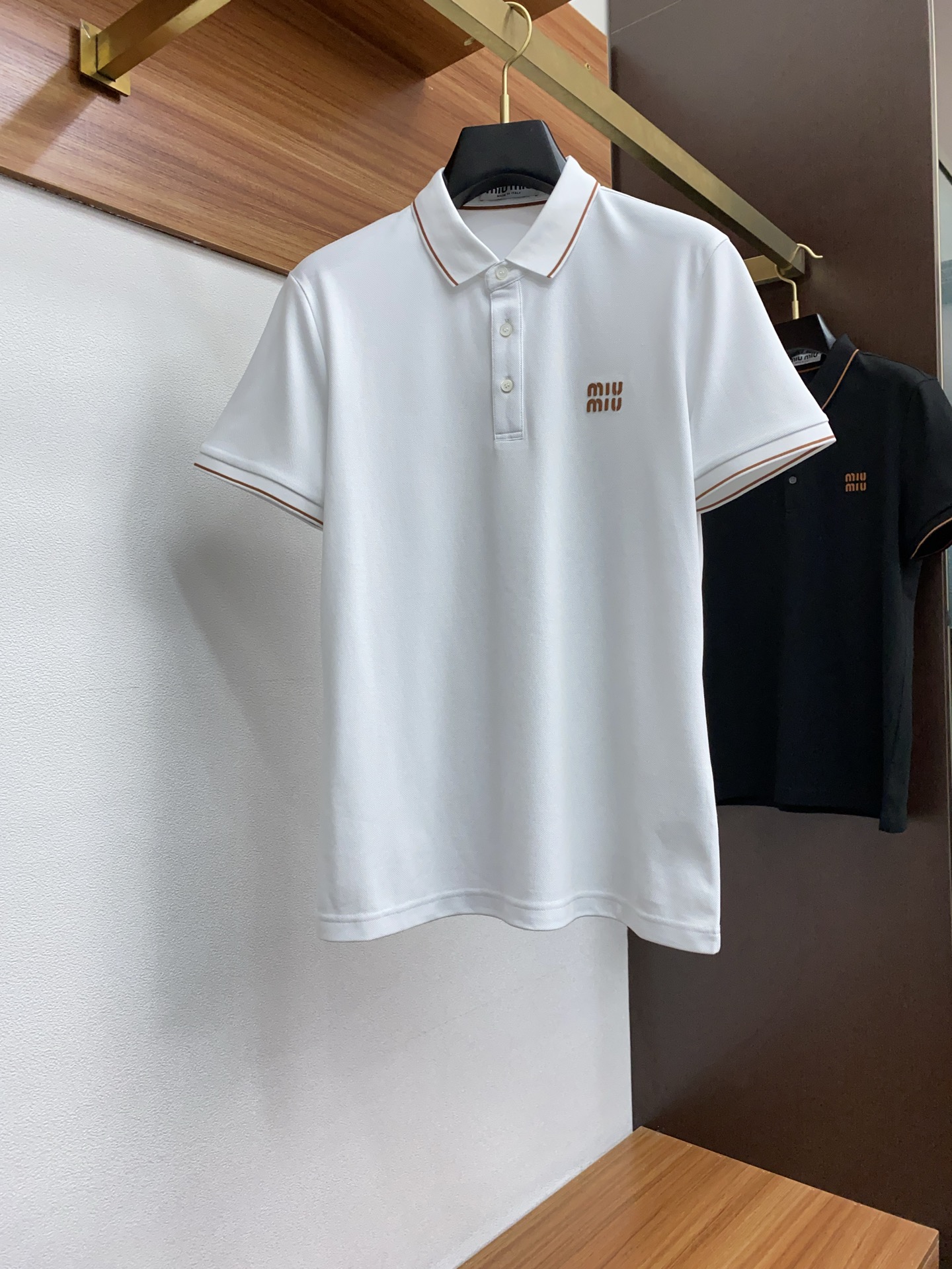 NO:124087,Miao Miao 2025 new men's beaded cotton lapel short-sleeved POLO shirt Classic business men's shirt collar Polo shirt Cotton bead floor fabric is presented. The light and soft fabric has been dyed with ready-to-wear to create an elegant texture, allowing the innate sports atmosphere of the clothes to be softened. The versatile style makes it very suitable for single wear, custom-made natural fritillar buckles, fine engravings, and all auxiliary materials are all customer-supplied. The customer supplies imported mercerized cotton yarn, the thickness is the same as that of conventional bead floor, cool and breathable, skin-friendly and delicate, not sweaty, super comfortable. The solid color design style is atmospheric and fashionable overall, and it is just casual and business-friendly!  Code number M-3XL (48-56), Shirts, T-shirt, alexander wang19860909缪缪 2025新款男士珠地棉翻领短袖POLO衫 经典商务男装衬衫领 Polo 衫 棉质珠地面料呈现.轻盈柔软的面料经过成衣染色,营造出优雅纹理,让衣服与生俱有的运动气息得以柔和.百搭风范令其非常适合单穿,定制天然贝母扣,刻字精细,所有辅料全部客供.客供进口丝光棉纱制作,厚度和常规珠地一样,凉爽透气,亲肤细腻不闷汗,超级舒服.纯色设计款,整体就是大气时尚,休闲商务都即可！ 码数M-3XL（48-56）,,shirts,T-shirt,alexander wang,Men's clothing