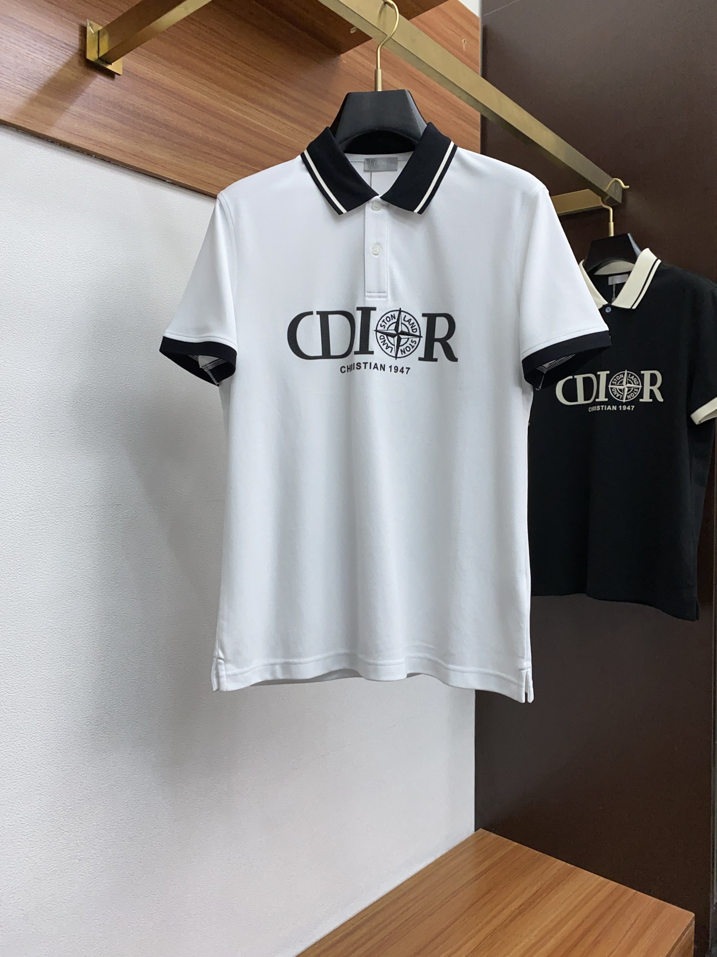 NO:124085,Dior 2025 new men's beaded cotton lapel short-sleeved POLO shirt classic business men's shirt collar Polo shirt cotton bead floor fabric is presented. The light and soft fabric has been dyed with ready-to-wear to create an elegant texture, allowing the innate sports atmosphere of the clothes to be softened. The versatile style makes it very suitable for single wear, custom-made natural fritillar buckles, fine engravings, and all auxiliary materials are all customer-supplied. The customer supplies imported mercerized cotton yarn, the thickness is the same as that of conventional bead floor, cool and breathable, skin-friendly and delicate, not sweaty, super comfortable. The solid color design style is atmospheric and fashionable overall, and it is just casual and business-friendly!  Code number M-3XL (48-56), dior,shirts,T-shirt,alexander wang19860909迪奥 2025新款男士珠地棉翻领短袖POLO衫 经典商务男装衬衫领 Polo 衫 棉质珠地面料呈现.轻盈柔软的面料经过成衣染色,营造出优雅纹理,让衣服与生俱有的运动气息得以柔和.百搭风范令其非常适合单穿,定制天然贝母扣,刻字精细,所有辅料全部客供.客供进口丝光棉纱制作,厚度和常规珠地一样,凉爽透气,亲肤细腻不闷汗,超级舒服.纯色设计款,整体就是大气时尚,休闲商务都即可！ 码数M-3XL（48-56）,,dior,shirts,T-shirt,alexander wang,Men's clothing