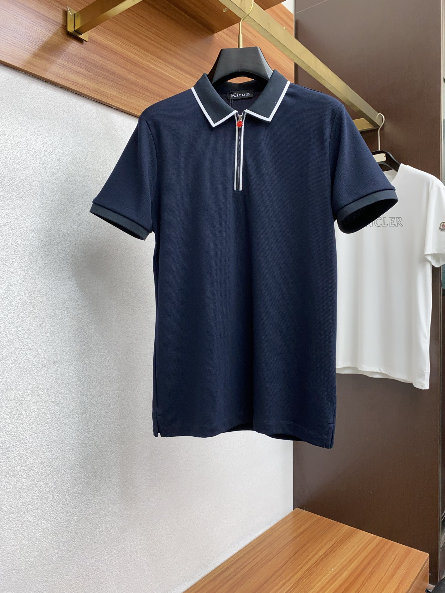 NO:124074,Kiton 2025ss classic fashion lapel Polo shirt short sleeves trading company channel orders, and the official website is released simultaneously. It is simple and elegant, fashionable and versatile, and the quality is even more unscrupulous!! The quality of the fabric is also as high as ever. It uses imported custom hexagonal cotton bead floor cotton fabric, with shell buttons, collar and button knitted threads, which are soft and stylish, breathable and comfortable. The upper body has a good drape, not easy to deform! It is even more difficult to fade! The chest embroidery design makes the overall upper body effect more low-key, luxurious, noble and elegant! It shows a different flavor! Business casual, fashionable and versatile, it is simply a must-have item for every successful man! Number M-3XL, T-shirt, alexander wang19860909kiton 2025ss经典时尚翻领 Polo衫短袖 贸易公司渠道订单,官网同步发售,简约大气,时尚百搭,品相更是无法挑剔!!面料这块品质也是一如既往的高规格,选用进口定制六角棉珠地棉面料,采用贝壳纽扣,领子和纽扣针织螺纹,柔软有型、透气舒适.上身垂感好,不易变形!更不易褪色! 胸口刺绣设计 使得整体的上身效果更加的低调奢华,高贵典雅!彰显出别样的风味!商务休闲,时尚百搭,简直是每位成功男士的必备单品! 码数M-3XL,,T-shirt,alexander wang,Men's clothing