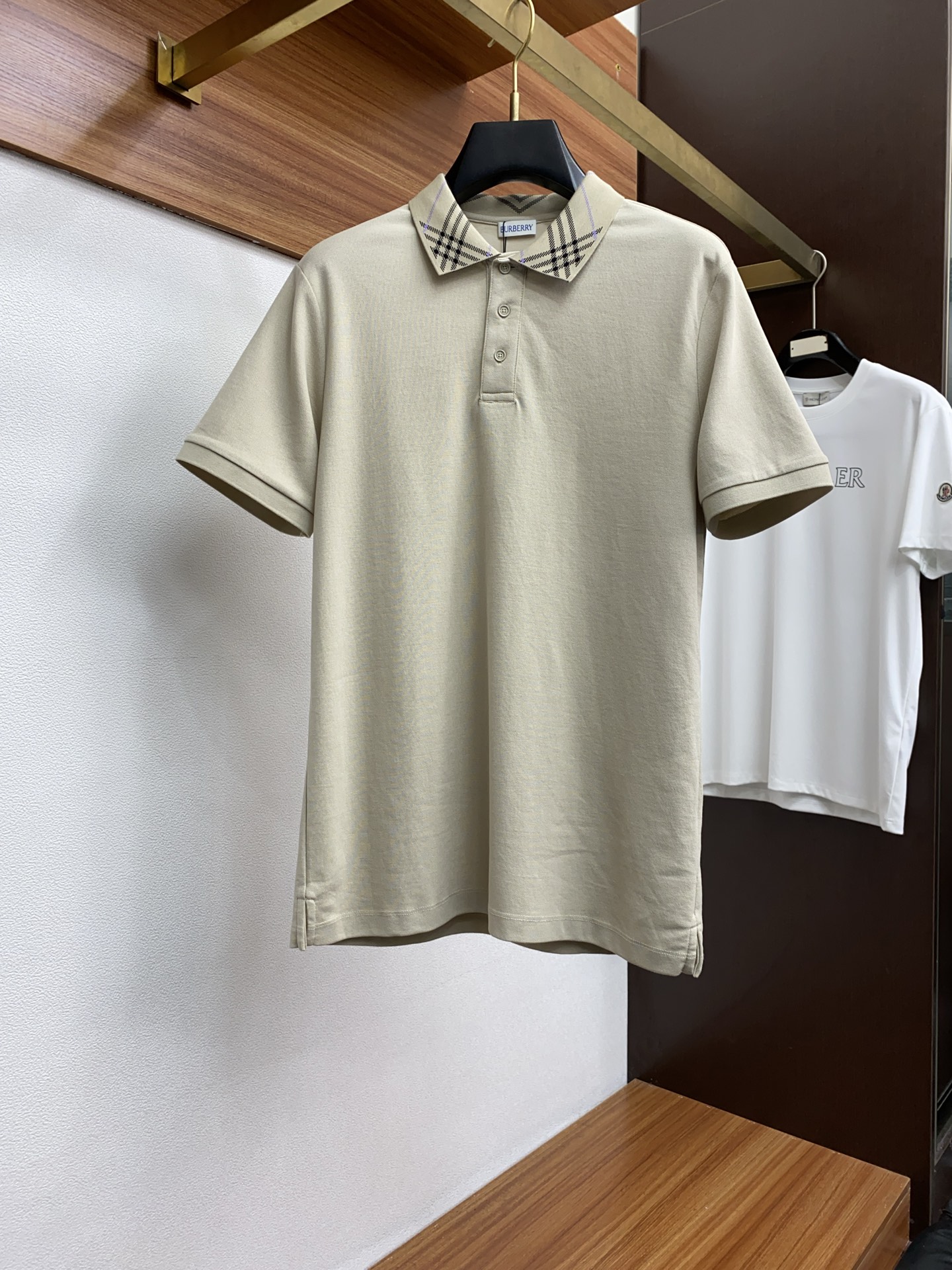 NO:125605,Burberry 2025ss classic fashion lapel Polo shirt short sleeves trading company channel orders, and the official website is released simultaneously. It is simple and elegant, fashionable and versatile, and the quality is even more unscrupulous!! The quality of the fabric is as high as ever. It uses imported custom hexagonal cotton bead floor cotton fabric, with shell buttons, collar and button knitted threads, which are soft and stylish, breathable and comfortable. The upper body has a good drape, not easy to deform! It is even more difficult to fade! The chest embroidery design makes the overall upper body effect more low-key, luxurious, noble and elegant! It shows a different flavor! Business casual, fashionable and versatile, it is simply a must-have item for every successful man! Number M-3XL, burberry, T-shirt, alexander wang19860909巴宝莉 2025ss经典时尚翻领 Polo衫短袖 贸易公司渠道订单,官网同步发售,简约大气,时尚百搭,品相更是无法挑剔!!面料这块品质也是一如既往的高规格,选用进口定制六角棉珠地棉面料,采用贝壳纽扣,领子和纽扣针织螺纹,柔软有型、透气舒适.上身垂感好,不易变形!更不易褪色! 胸口刺绣设计 使得整体的上身效果更加的低调奢华,高贵典雅!彰显出别样的风味!商务休闲,时尚百搭,简直是每位成功男士的必备单品! 码数M-3XL,,burberry,T-shirt,alexander wang,Men's clothing