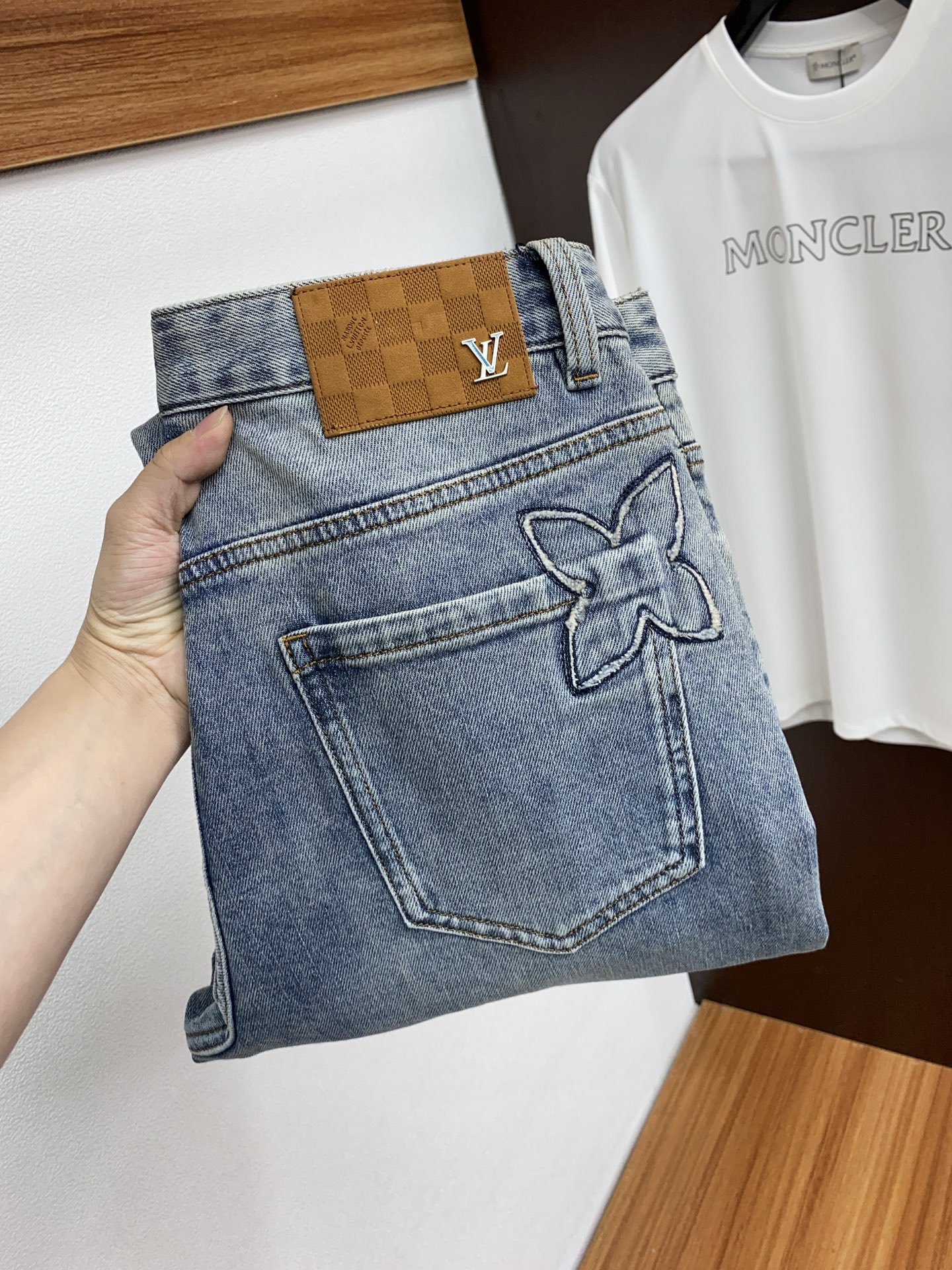 NO:125626,1v Louis Vuitton 25ss Spring and Summer New Style Men's Small Straight Original Single Jeans Autumn and Winter New Style is super soft, elastic fabric, complex handicraft superposition. Any washing step lasts for a few seconds and will become a completely different color effect, so it is more precious, especially long-lasting and taste-resistant... Choose the best tannin elastic texture, genuine leather leather cards, high-quality metal accessories... to create a unique and original jeans style!  Original hardware and accessories, super positive style, comfortable and breathable, extremely high grade, counter quality, and handsome upper body. Number of codes 29-40, louis vuitton, jeans, alexander wang198609091v 路易威登 25ss春夏新款 男士小直筒原单 牛仔裤 秋冬新款超柔软,弹力面料,复杂的手工艺叠加,任何一个洗水环节多停留几秒都会变成完全不一样的颜色效果,所以越加珍贵,特别持久、耐味…… 选用上乘的丹宁弹力质感,真皮皮牌、高定的金属辅料……打造出独特及原创的牛仔裤款型！原版五金辅料,版型超正,舒适透气,档次极高,专柜品质,上身帅气十足. 码数29-40,,louis vuitton,jeans,alexander wang,Men's clothing