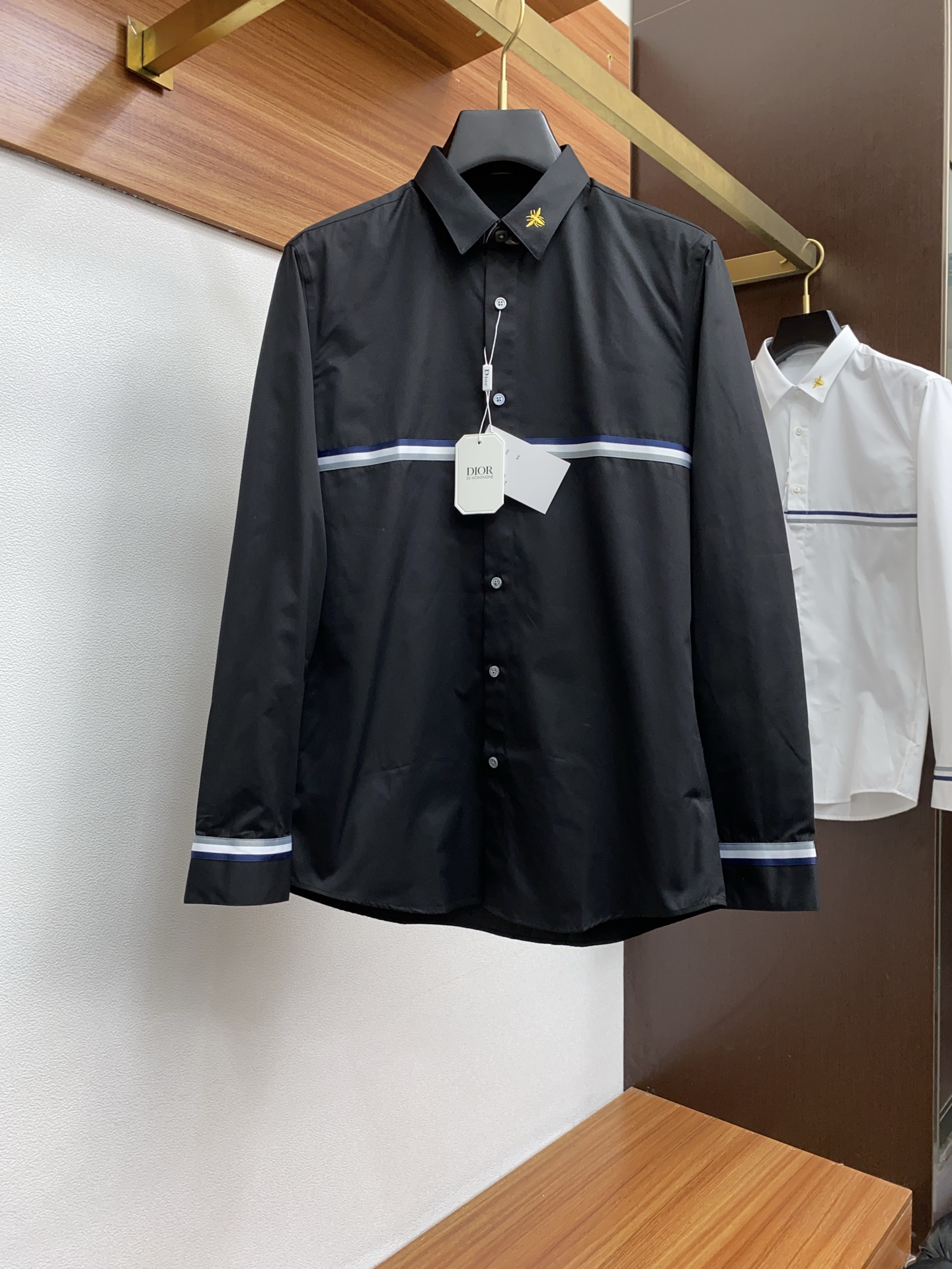 NO:125604,Dior 2025 Men's Shirt, Business Casual Slim Shirt!  Proper business and leisure!  A new model with a limited edition in early autumn, a city business style!  The style and tailoring of the shirt is even more delicate and plastic, and does not require too much primary color decoration. For men, it is their own charm!  Built with imported organic cotton, the style is more crisp and natural, with extremely comfortable touch and excellent fit!  39-43, dior,shirts,alexander wang19860909迪奥 2025 男士衬衫,商务休闲修身款衬衣！ 宜商务 宜休闲！早秋限量新款,都市商务气质款！ 衬衫的版型剪裁更是精剪塑性,不需要过多的原色装饰,对于男士来说极简便是自身魅力！ 客供进口有机棉打造,更显版型的挺括自然,触感极为舒适,贴身性能绝佳！ 码数39-43,,dior,shirts,alexander wang,Men's clothing