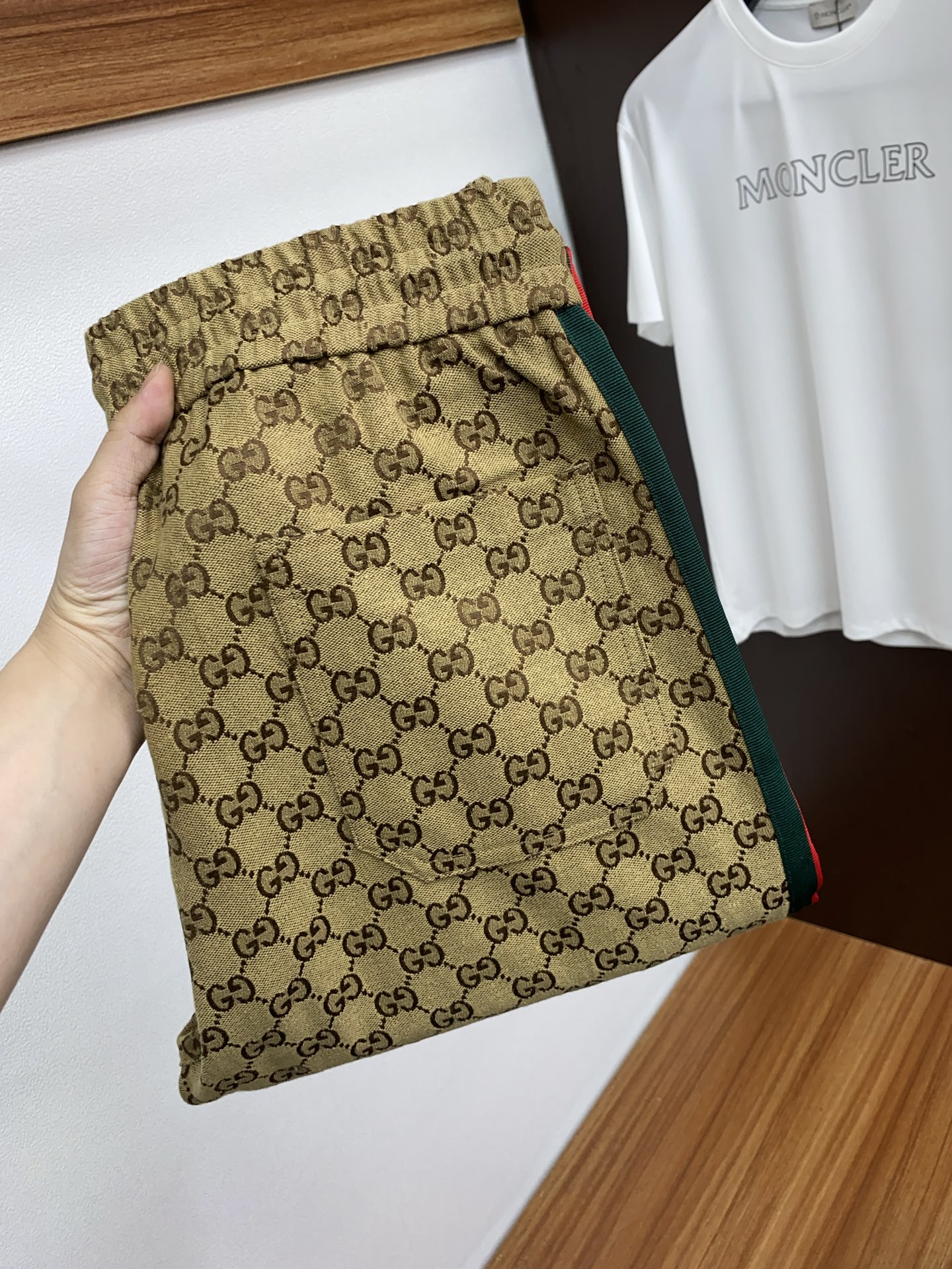 NO:125621,GUCCI Gucci, the latest products in spring 2025, available at the counter at the same time, original singles, fashionable casual pants, imported original fabrics, comfortable and breathable, unique design style, top jacquard craft letter pattern logo, original hardware and auxiliary decoration, extremely high grade, handsome and stylish upper body, S-4XL, gucci, gucci, alexander wang19860909GUCCI 古驰,2025春季最新品,专柜同步有售,原单狠货,时尚休闲裤,进口原版面料,舒适透气,独特设计风格,顶级提花工艺字母图案logo,原版五金辅料装饰,档次极高,上身帅气有型,码数S-4XL,,gucci,gucci,alexander wang,Men's clothing