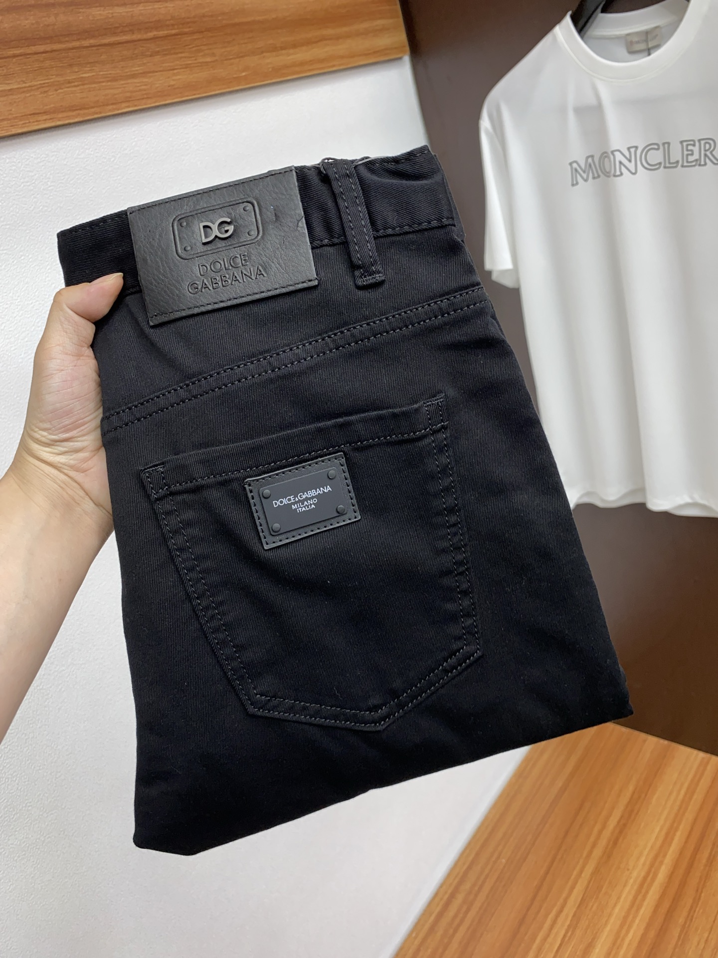 NO:124094,DG 25ss Spring and Summer New Style Men's Small Straight Original Single Jeans Autumn and Winter New Style is super soft, elastic fabric, complex craftsmanship superimposed. Any washing step lasts for a few seconds and will become completely different color effects, so it is more precious, especially long-lasting and taste-resistant... Choose the best tannin elastic texture, genuine leather leather cards, high-quality metal accessories... to create a unique and original jeans style!  Original hardware and accessories, super positive style, comfortable and breathable, extremely high grade, counter quality, and handsome upper body. Number of codes 29-40, Dolce & Gabbana, jeans, alexander wang19860909DG 25ss春夏新款 男士小直筒原单 牛仔裤 秋冬新款超柔软,弹力面料,复杂的手工艺叠加,任何一个洗水环节多停留几秒都会变成完全不一样的颜色效果,所以越加珍贵,特别持久、耐味…… 选用上乘的丹宁弹力质感,真皮皮牌、高定的金属辅料……打造出独特及原创的牛仔裤款型！原版五金辅料,版型超正,舒适透气,档次极高,专柜品质,上身帅气十足. 码数29-40,,Dolce&Gabbana,jeans,alexander wang,Men's clothing