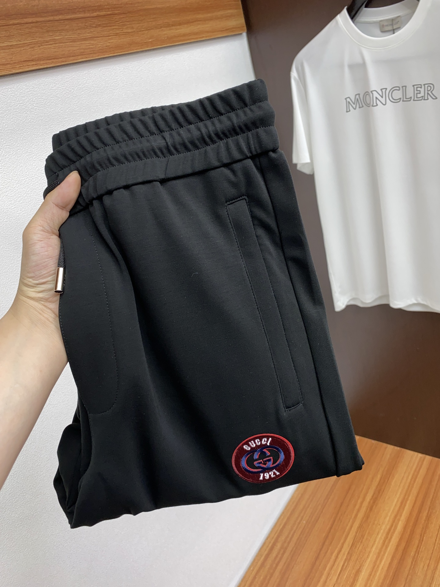 NO:124076,Gucci wide-leg men's pants, men's casual pants, pure cotton fabric casual pants, the latest top-body style is invincible!  This pants are very versatile, elastic waist, and can be worn for daily work. They are the perfect combination of fashionable and leisure and outdoor sports, so whether you wear them normally or outdoors, they are your best choice. Extreme comfort and quick sweating are the most popular key points, improving the comfort of wearing and suitable for aerobics and trail running conditions. This style is a jogging casual pants with an extremely wide range of applications, allowing you to naturally maintain a love for sports in summer, or you can wear them in casual life. Size S-4xl Color Black Apricot Red, Gucci, Alexander Wang19860909古奇 Gucci阔腿男裤、男士休闲裤 纯棉面料休闲裤,最新款上身版型无敌正！ 绝对可以闭眼收的一款 此款裤子非常百搭,弹力腰围,日常上班 户外运动都可以穿着,是时尚休闲与户外运动的完美结合,所以无论您平时穿或者户外穿都是您的最佳选择. 极致舒适和快速排汗是备受青睐的重点,提升穿着舒适度,适合有氧运动和越野跑条件下穿着,此款是一件适用范围极其广泛的跑步休闲裤,让你在夏天自然可以保持对运动热爱,也可以在休闲生活中穿着 尺码S-4xl 颜色黑色 杏色红色,,gucci,alexander wang,Men's clothing