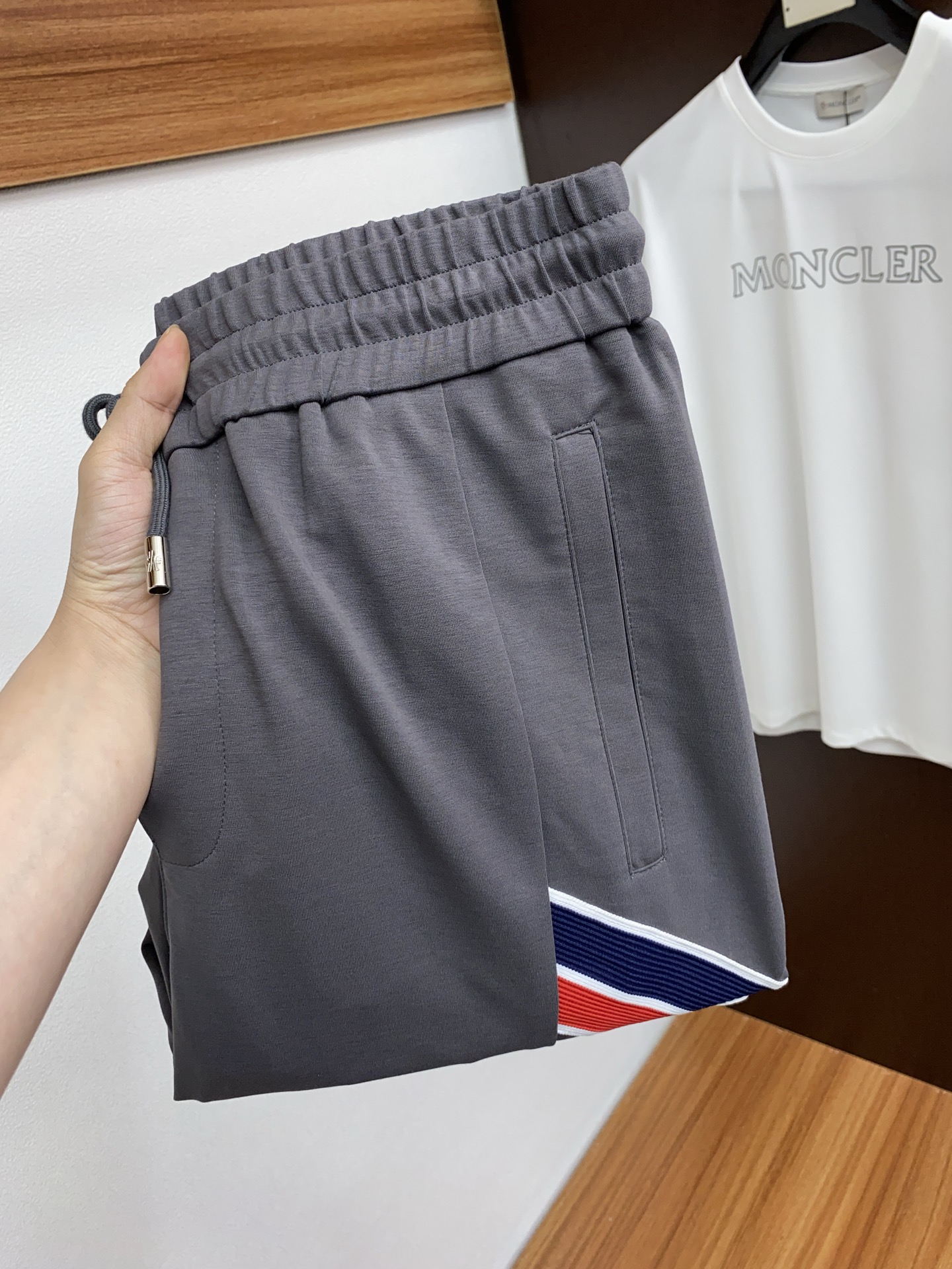 NO:125648,The latest spring and summer 2025 model, available at the counter at the same time, original singles, fashionable casual pants, and very distinctive on the upper body!  Eye-catching and highlighted, imported original fabric, webbing pattern decorative logo, original hardware and auxiliary materials decoration, simple but not lacking in fashion, classic and atmospheric, comfortable and breathable, handsome and stylish upper body, S-4XL, Moncler, alexander wang19860909蒙口 2025春夏最新款,专柜同步有售,原单狠货,时尚休闲裤,上身很有特点！吸睛而有亮点,进口原版面料,织带图案装饰Logo,原版五金辅料装饰,简单而不失时尚,经典大气,舒适透气,上身帅气有型,码数S-4XL,,Moncler,alexander wang,Men's clothing