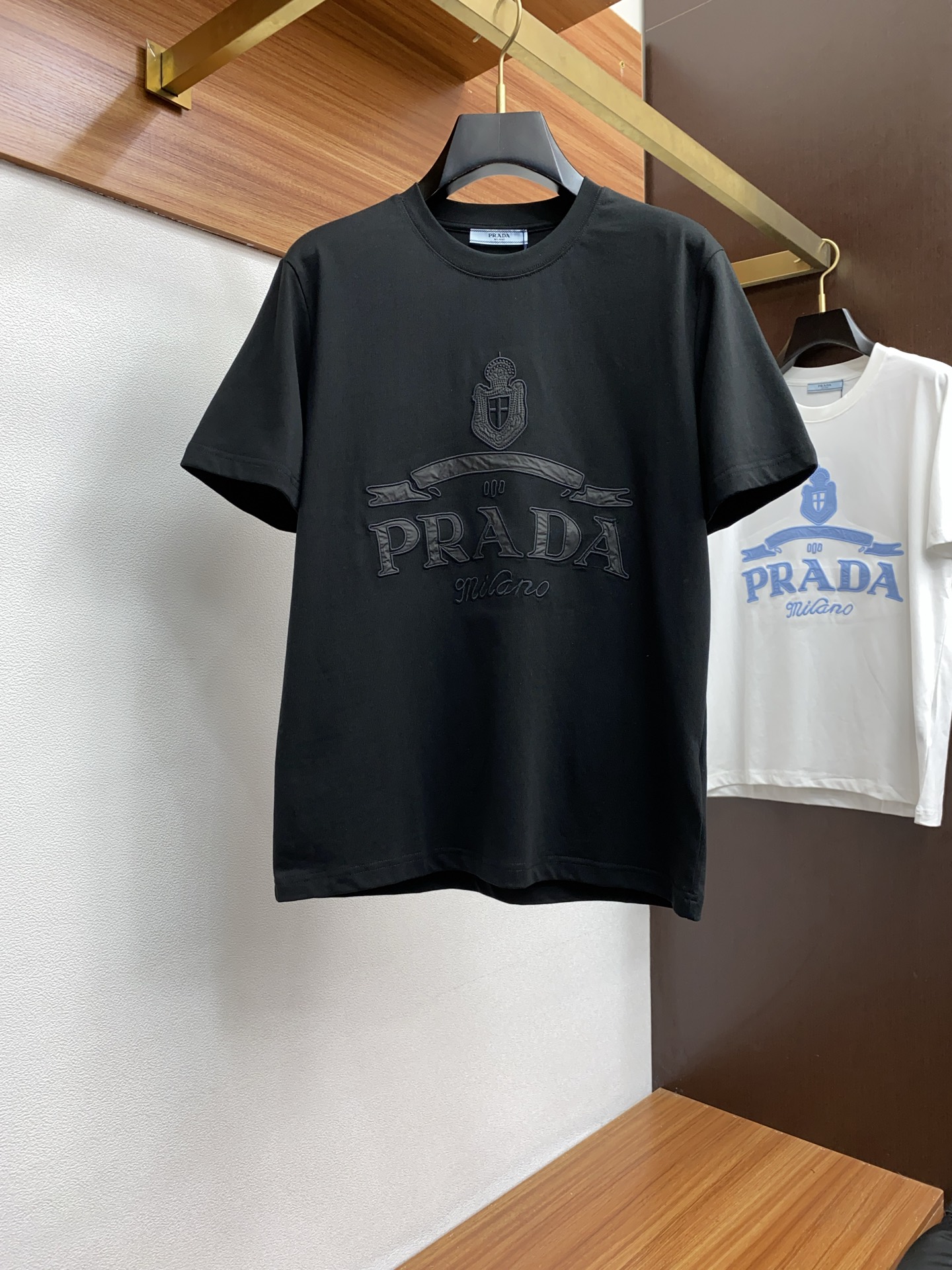 NO:124083,Prada SS New Craft Logo Pure Cotton Wide Edition Round Neck Men's Short-Sleeve T-shirt, New Season New Series Cleverly Integrates the logo into the design, shaping a series of sports style items full of retro style. On this versatile T-shirt, a pattern with a hint of nostalgic meaning is presented in the body in a low-key manner, and the cuffs are piping. The original version is preferred to develop double-strand cotton plain fabric, with wide upper body and comfortable, and the outside and the inside are casually matched s-2xL,,prada,T-shirt,tees,t-shirt,alexander wang19860909普拉达 ss新工艺logo纯棉质阔版圆领男士短袖T恤,新季新推系列将标识巧妙融入设计,塑就一系列充满复古风情的运动风单品.在这款百搭T恤上,带着一丝怀旧意蕴的图案低调呈现于衣身,袖口滚边相得益彰.优选特定原版开发双股精棉平纹面料,上身挺阔舒适度佳,外穿内搭随意搭配 s-2xL,,prada,T-shirt,tees，t-shirt,alexander wang,Men's clothing