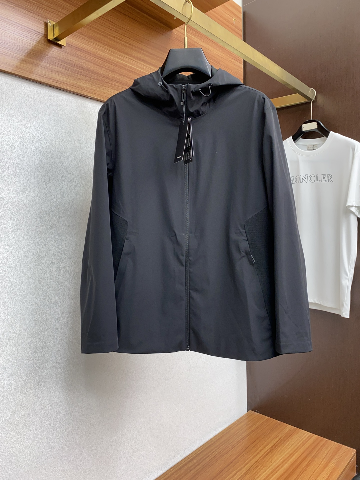 2025 Men’s Hooded Jackets: Italian Style and Outdoor Functionality Integrated Perfectly.