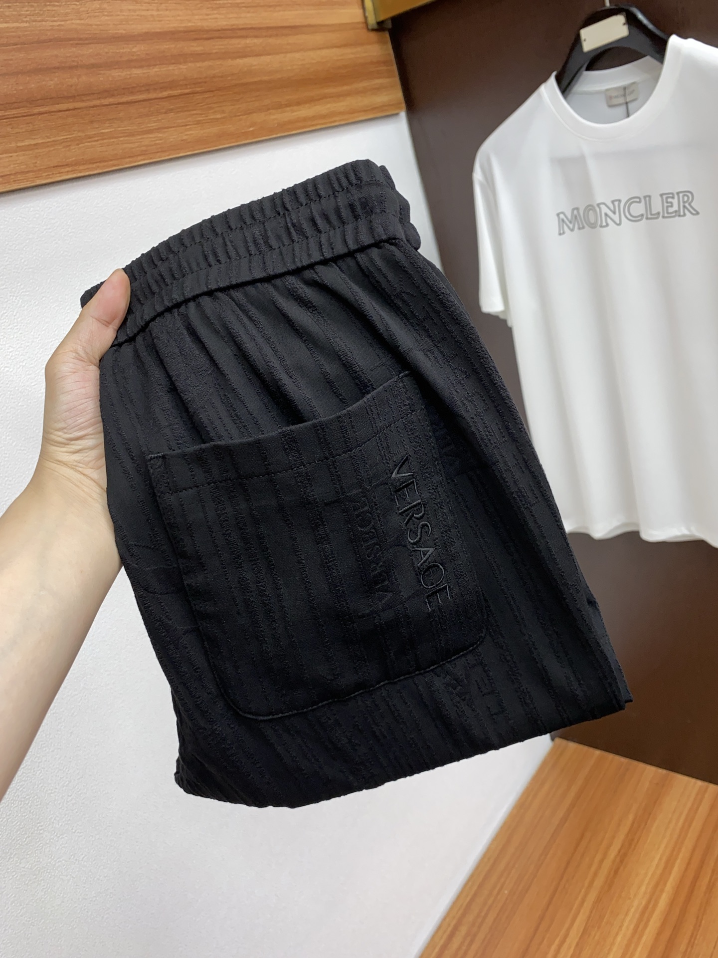 NO:141726,Versace 25 spring and summer new casual pants, clean and neat tailored, full of urban style, using worsted fabrics, soft and dry feel, and the upper body effect is crisp and stylish. The hardware is exquisite, business and casual, so many top-level raw materials are beautiful, creating high-end products with unparalleled value, the first choice for high-end fashion and fashion people. Size 29-38, versace, alexander wang19860909范思哲 25年春夏新款休闲裤 干净利落剪裁,都市风十足 采用精纺面料手感软糯干爽,上身效果挺括有型.五金精致,商务休闲非常好看如此众多的顶级原料,打造出价值感无与伦比的高端产品,高端潮流时尚人士首选 尺码29-38,,versace,alexander wang,Men's clothing