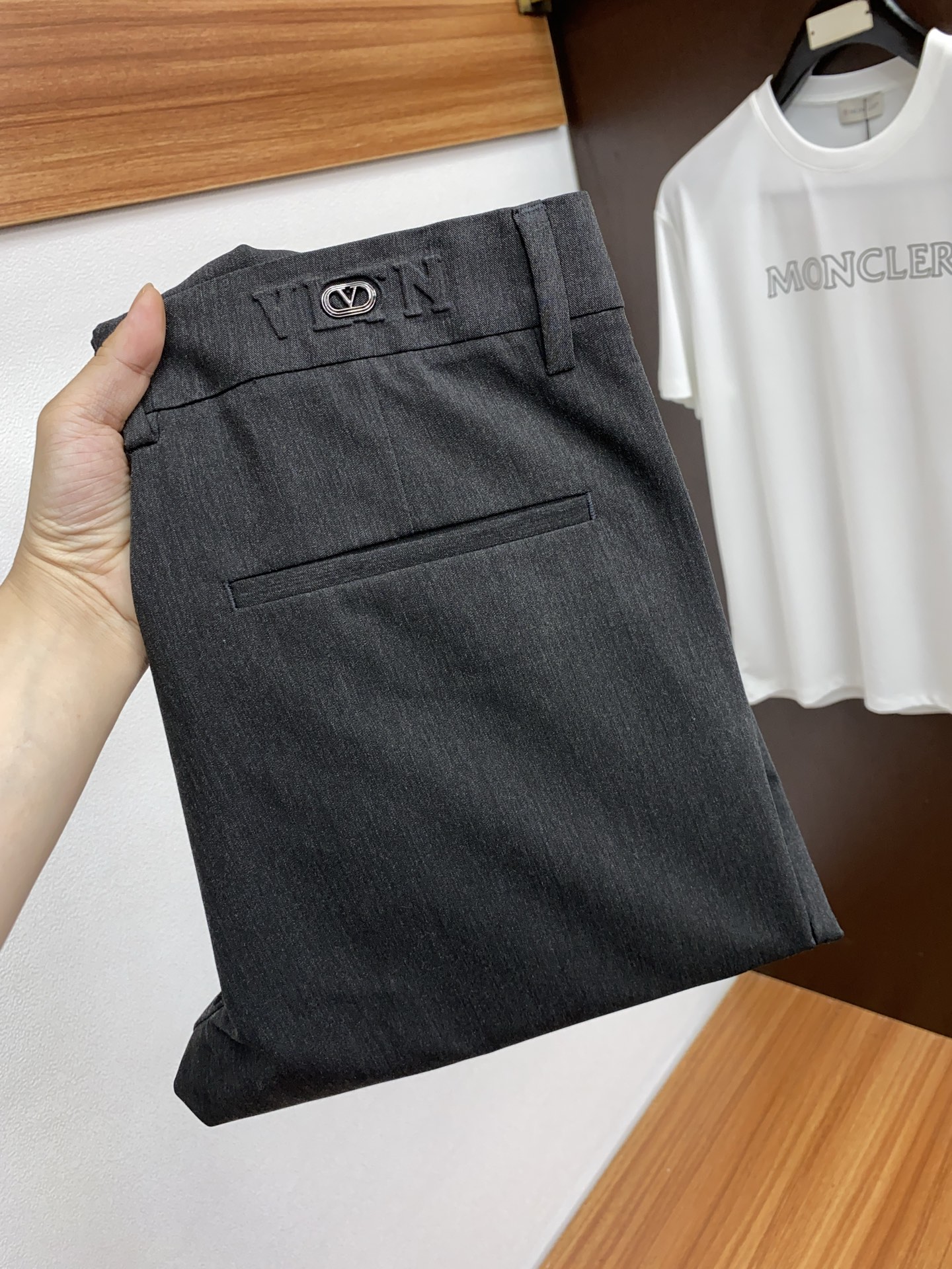 NO:141724,VT 25 Spring and Summer New casual trousers, clean and neatly tailored, full of urban style. The worsted fabric is soft and dry, and the upper body is crisp and stylish. The hardware is exquisite, business and casual, and so many top-level raw materials are so beautiful, creating high-end products with unparalleled value. The first choice for high-end fashion and fashion people. Size 29-38,,alexander wang19860909VT 25年春夏新款休闲西裤 干净利落剪裁,都市风十足 采用精纺面料手感软糯干爽,上身效果挺括有型.五金精致,商务休闲非常好看如此众多的顶级原料,打造出价值感无与伦比的高端产品,高端潮流时尚人士首选 尺码29-38,,alexander wang,Men's clothing