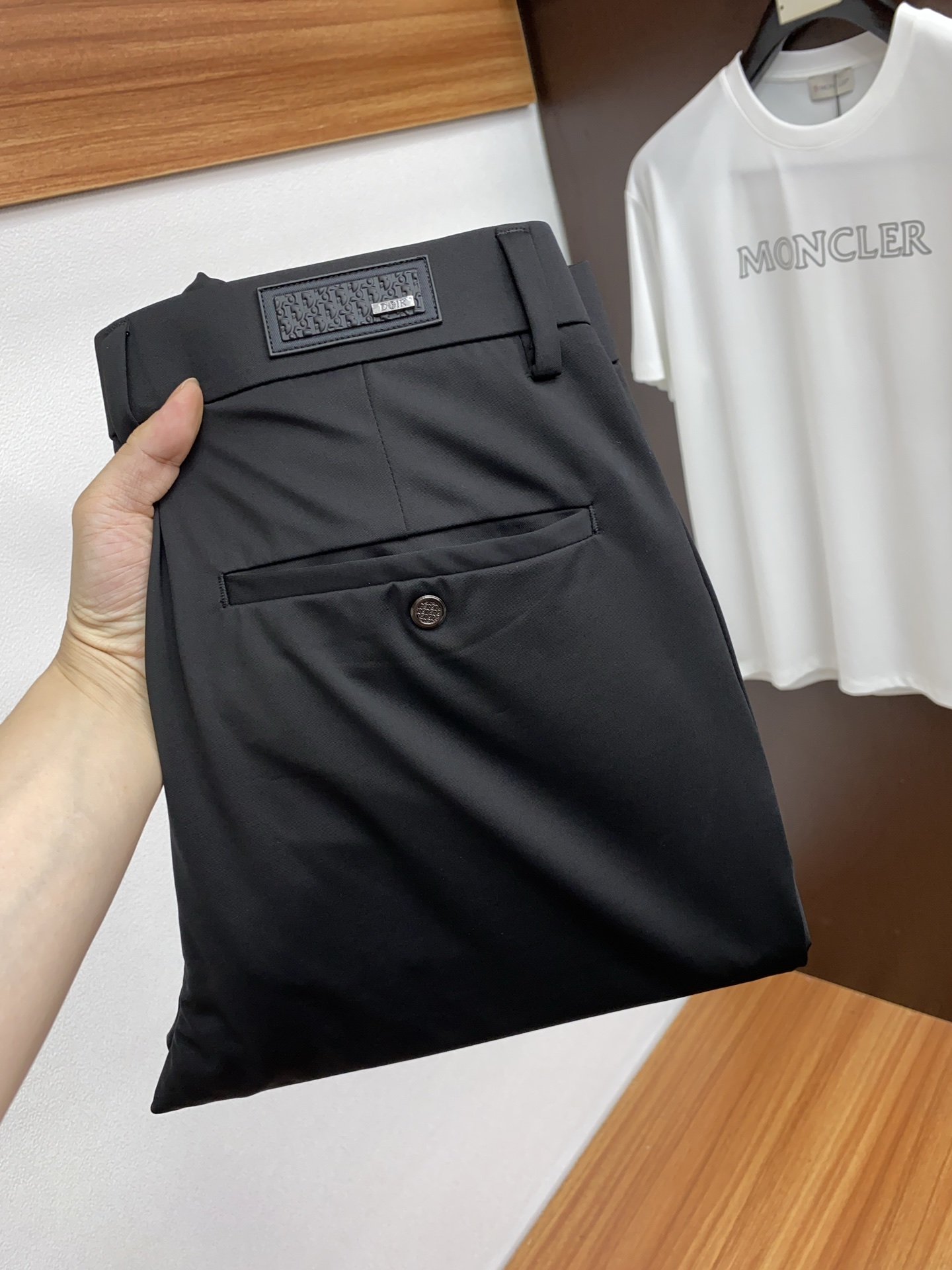 NO:141721,Dior 25 spring and summer new casual trousers, clean and neatly tailored, full of urban style, using worsted fabrics, soft and dry feel, and the upper body effect is crisp and stylish. The hardware is exquisite, business and casual look is very good, so many top-level raw materials are created to create high-end products with unparalleled value, the first choice for high-end fashion and fashion people. Size 29-38,,dior,alexander wang19860909迪奥 25年春夏新款休闲西裤 干净利落剪裁,都市风十足 采用精纺面料手感软糯干爽,上身效果挺括有型.五金精致,商务休闲非常好看如此众多的顶级原料,打造出价值感无与伦比的高端产品,高端潮流时尚人士首选 尺码29-38,,dior,alexander wang,Men's clothing