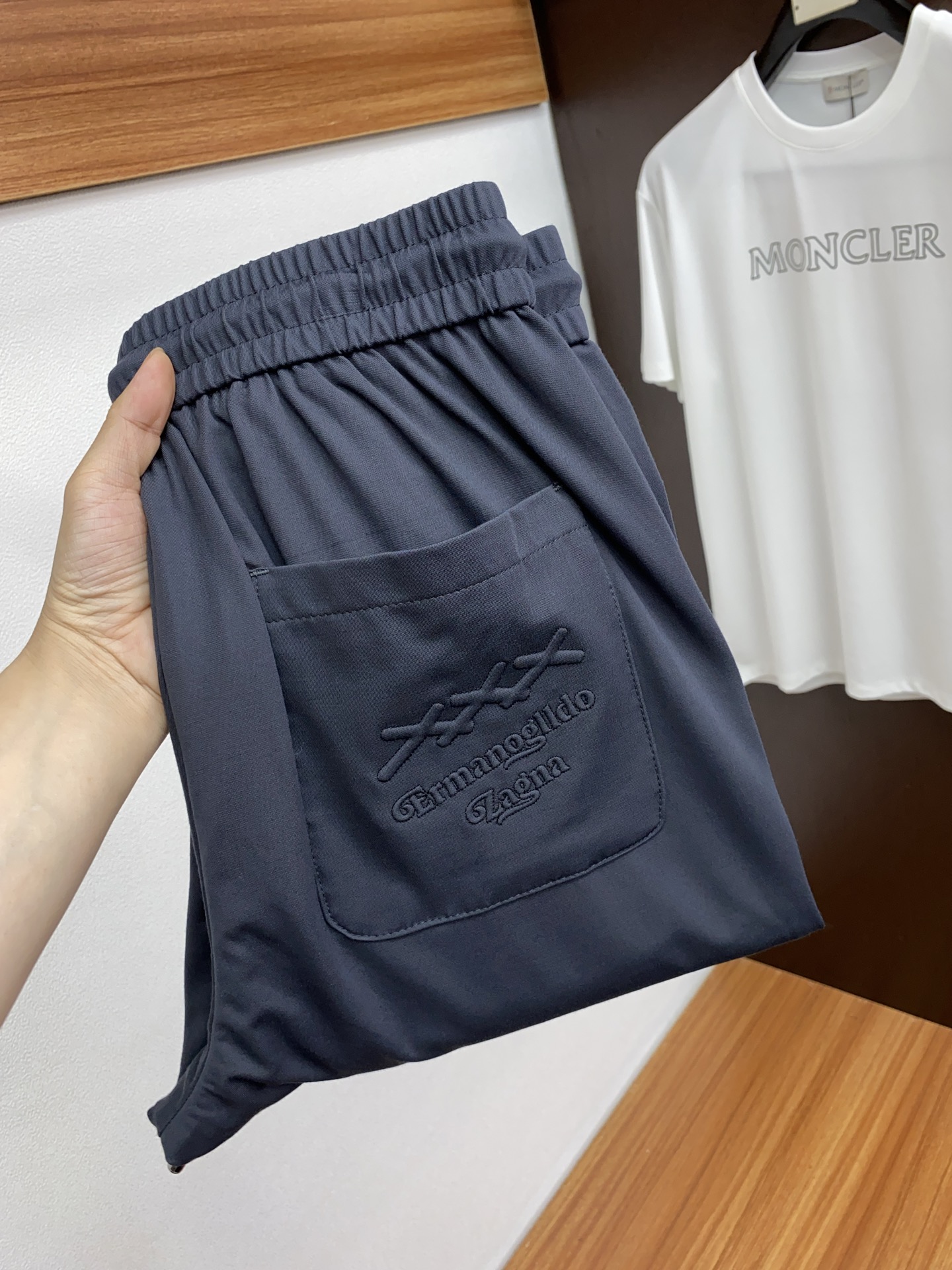 NO:141728,Zenia's new spring and summer casual pants in 25 years are clean and neatly tailored, full of urban style. It uses worsted fabrics to feel soft and dry, and the upper body has a crisp and stylish effect. The hardware is exquisite, and the business and casual look is very good. There are so many top-level raw materials to create high-end products with unparalleled value. The first choice for high-end fashion and fashion people. Size 29-38, zegna, alexander wang19860909杰尼亚 25年春夏新款休闲裤 干净利落剪裁,都市风十足 采用精纺面料手感软糯干爽,上身效果挺括有型.五金精致,商务休闲非常好看如此众多的顶级原料,打造出价值感无与伦比的高端产品,高端潮流时尚人士首选 尺码29-38,,zegna,alexander wang,Men's clothing