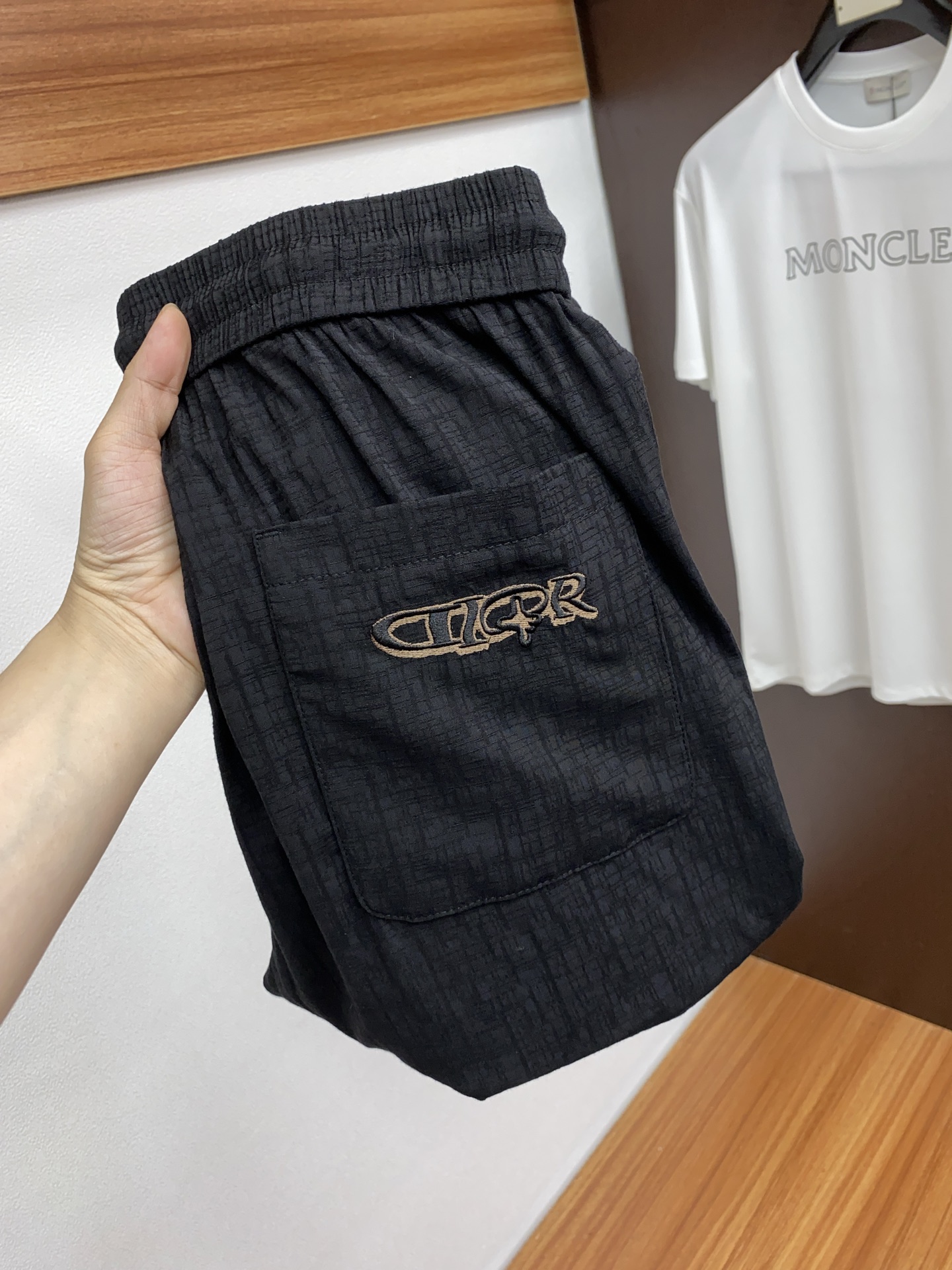NO:125647,Dior 25 spring and summer new casual pants, clean and neat tailored, full of urban style, using worsted fabrics, soft and dry feel, and the upper body effect is crisp and stylish. The hardware is exquisite, business and casual look is very good, so many top-level raw materials are created to create high-end products with unparalleled value, the first choice for high-end fashion and fashion people. Size 29-38,,dior,alexander wang19860909迪奥 25年春夏新款休闲裤 干净利落剪裁,都市风十足 采用精纺面料手感软糯干爽,上身效果挺括有型.五金精致,商务休闲非常好看如此众多的顶级原料,打造出价值感无与伦比的高端产品,高端潮流时尚人士首选 尺码29-38,,dior,alexander wang,Men's clothing