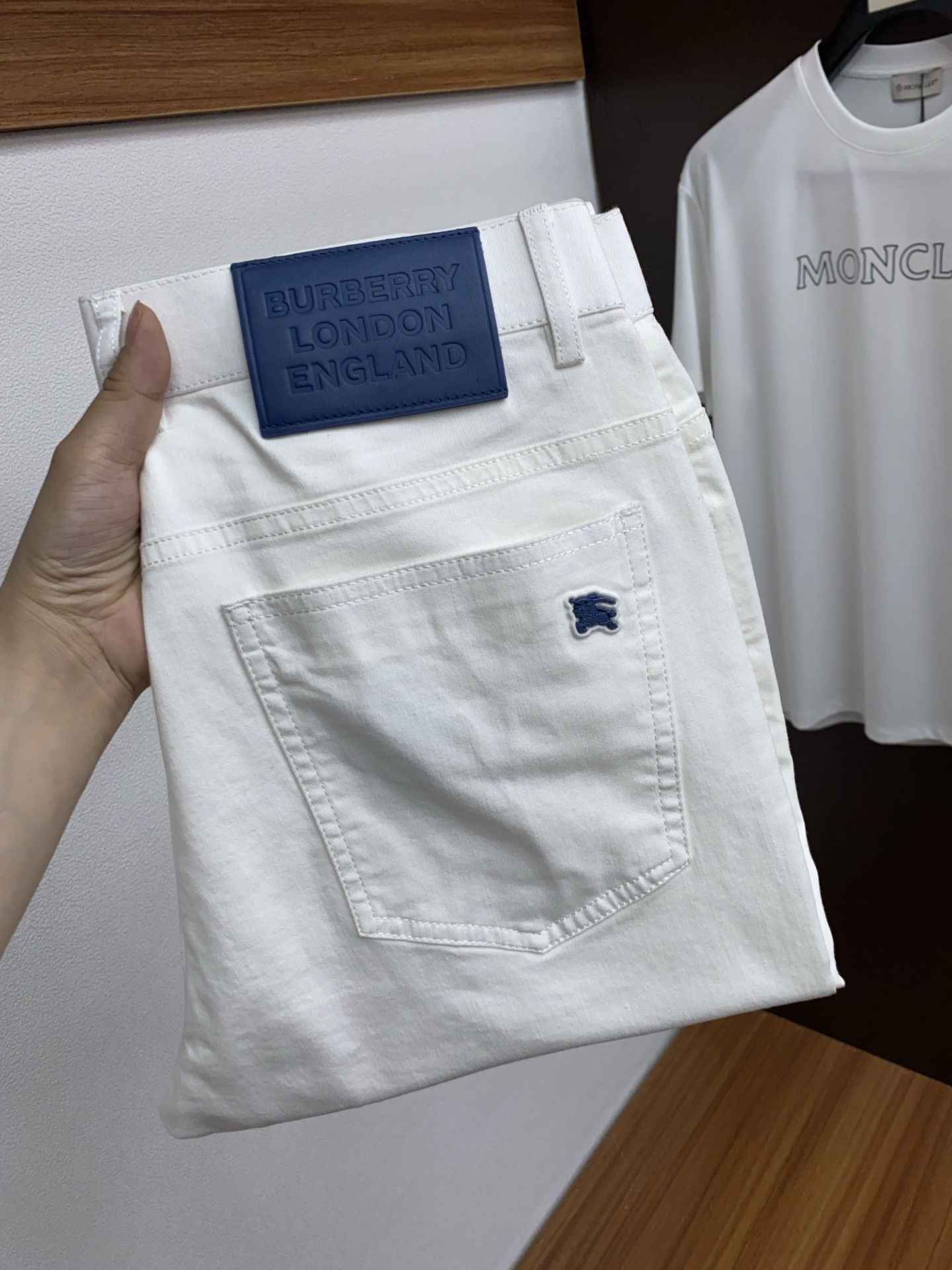 NO:127941,Burberry 25 spring and summer new casual jeans pants, clean and neat tailored, full of urban style, using worsted fabrics, soft and dry feel, and the upper body effect is crisp and stylish. The hardware is exquisite, business and casual look is very good, so many top-level raw materials are created to create high-end products with unparalleled value, the first choice for high-end fashion and fashion people. Size 29-38, burberry, jeans, alexander wang19860909巴宝莉 25年春夏新款休闲牛仔裤裤 干净利落剪裁,都市风十足 采用精纺面料手感软糯干爽,上身效果挺括有型.五金精致,商务休闲非常好看如此众多的顶级原料,打造出价值感无与伦比的高端产品,高端潮流时尚人士首选 尺码29-38,,burberry,jeans,alexander wang,Men's clothing