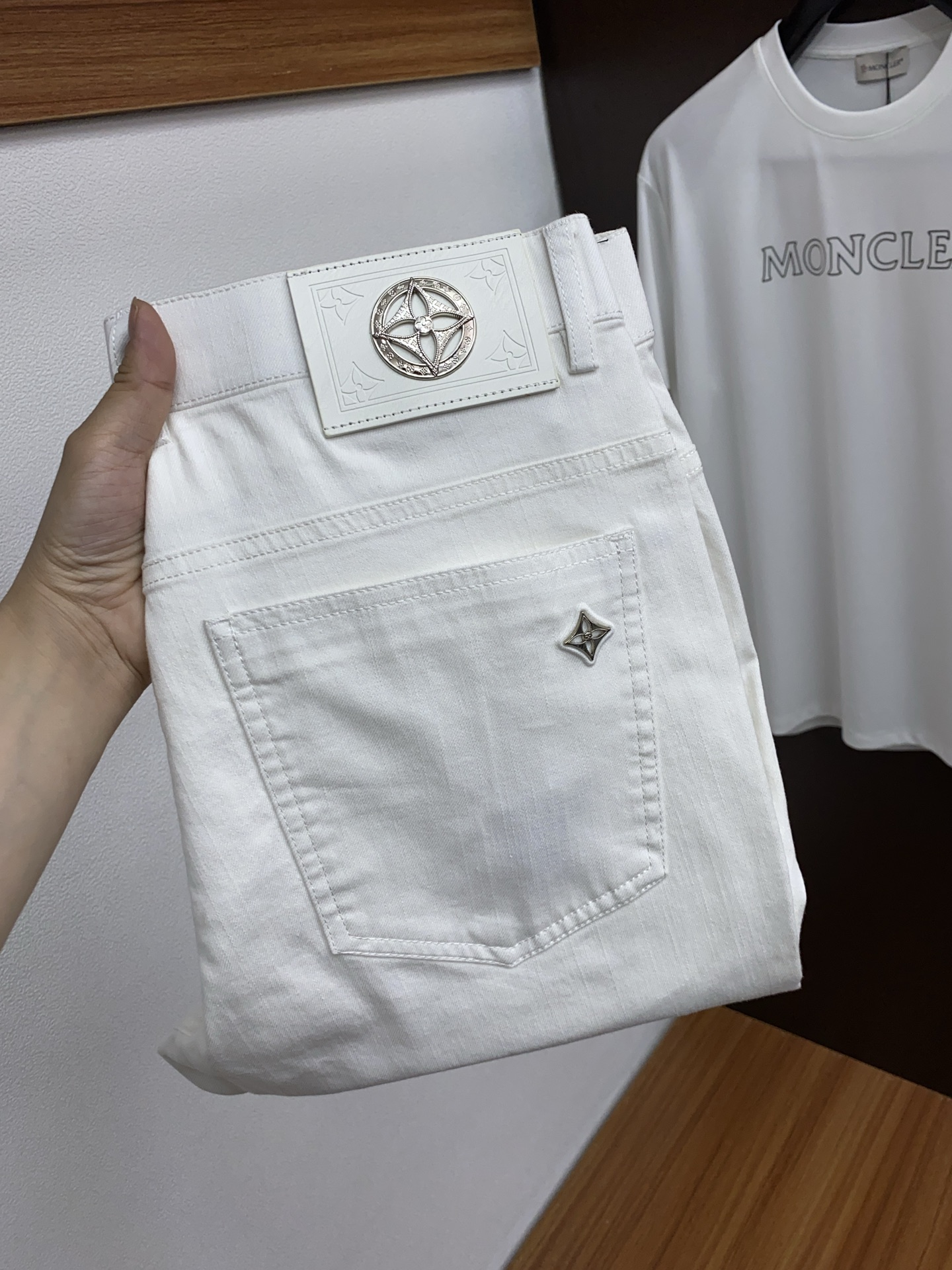 NO:141722,1v Louis Vuitton 25 spring and summer new casual jeans, clean and neat tailored, full of urban style, using worsted fabrics, soft and dry feel, and the upper body effect is crisp and stylish. The hardware is exquisite, business and casual look is very good, so many top-level raw materials are created to create high-end products with unparalleled value, the first choice for high-end fashion and fashion people. Size 29-38,,louis vuitton, jeans, alexander wang198609091v 路易威登 25年春夏新款休闲牛仔裤 干净利落剪裁,都市风十足 采用精纺面料手感软糯干爽,上身效果挺括有型.五金精致,商务休闲非常好看如此众多的顶级原料,打造出价值感无与伦比的高端产品,高端潮流时尚人士首选 尺码29-38,,louis vuitton,jeans,alexander wang,Men's clothing