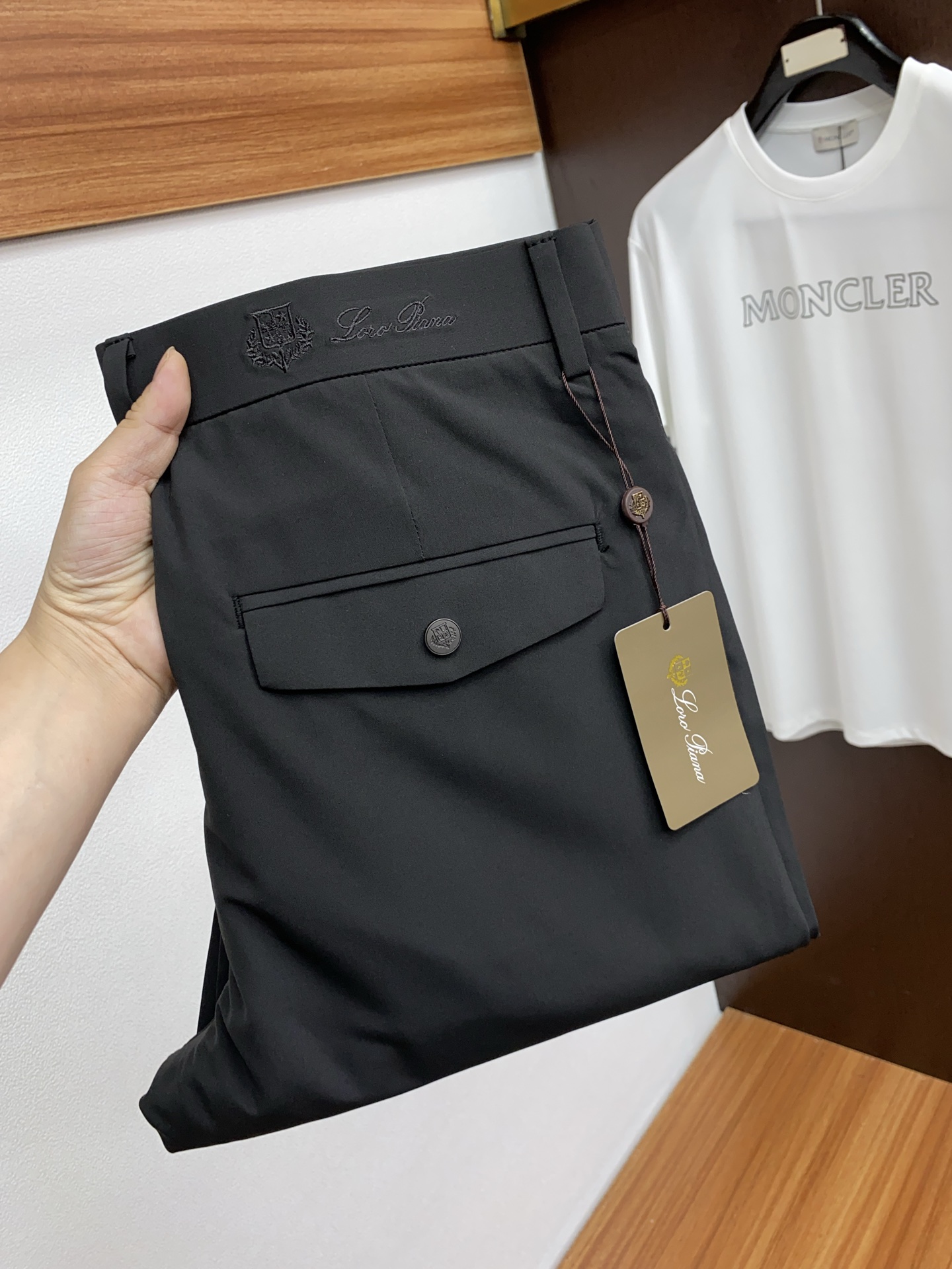 NO:135708,LP 1950SS Early Spring New Product Original Single Men's Suit and Casual Pants A must-have type every season, a hot-selling ace item that needs no doubt, conforms to the best matching color number of the four seasons. The overall style continues the tone of SLP, and integrates a variety of arts and craftsmanship throughout the body. It is washed and made into a natural way to create an unruly and individual style!  The details are excellent, very sophisticated, and the auxiliary materials are all supplied to customers. The metal chain strongly demonstrates the brand identity!  The heavyweight Japanese imported denim fabric is very well washed and impeccable!  Perfect cut Size 29/30/31/32/33/34/35/36/38/40, loro piana, business suit, alexander wang19860909LP 1950SS早春 新品 原单男士西装休闲裤 每季必出的类型,无需质疑的热卖王牌单品,符合四季最佳的搭配色号 整体的风格延续了SLP的基调,通体融入了多种工艺美学,水洗做旧浑然天成,缔造出不羁与个性的风格！细节方面极为出色,非常匠心考究,通体的辅料皆为客供 金属链条有力彰显了品牌身份！重磅日本进口的丹宁面料,水洗相当出色,无可挑剔！版型剪裁完美 尺码29/30/31/32/33/34/35/36/38/40,,loro piana,business suit,alexander wang,Men's clothing