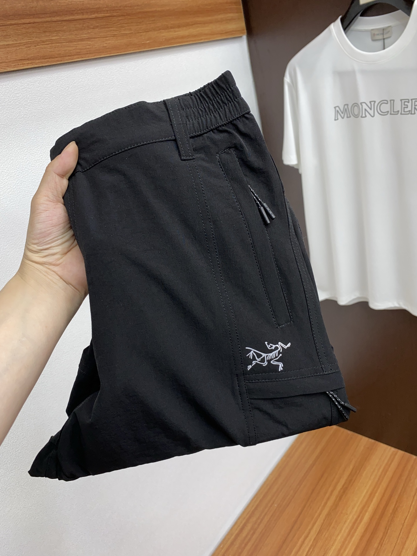 NO:125617,Archaeoptery Arctery size L-5xL is one size smaller, men's casual pants, quick-dry fabric casual pants, the latest upper body style is invincible!  This pants are very versatile, elastic waist, and can be worn for daily work and outdoor sports. It is a perfect combination of fashionable and leisure and outdoor sports, so whether you wear them normally or outdoors, it is your best choice. Extreme comfort and quick sweating are the most popular key points, improving the comfort of wearing and suitable for aerobics and trail running conditions. This style is a running casual pants with an extremely wide range of applications, allowing you to naturally maintain a love for sports in summer, or you can wear them in casual life.19860909始祖鸟 Arctery尺码L-5xL 偏小一码 男士休闲裤 速干面料休闲裤,最新款上身版型无敌正！ 绝对可以闭眼收的一款 此款裤子非常百搭,弹力腰围,日常上班 户外运动都可以穿着,是时尚休闲与户外运动的完美结合,所以无论您平时穿或者户外穿都是您的最佳选择. 极致舒适和快速排汗是备受青睐的重点,提升穿着舒适度,适合有氧运动和越野跑条件下穿着,此款是一件适用范围极其广泛的跑步休闲裤,让你在夏天自然可以保持对运动热爱,也可以在休闲生活中穿着 码,arc'teryx,alexander wang,Men's clothing