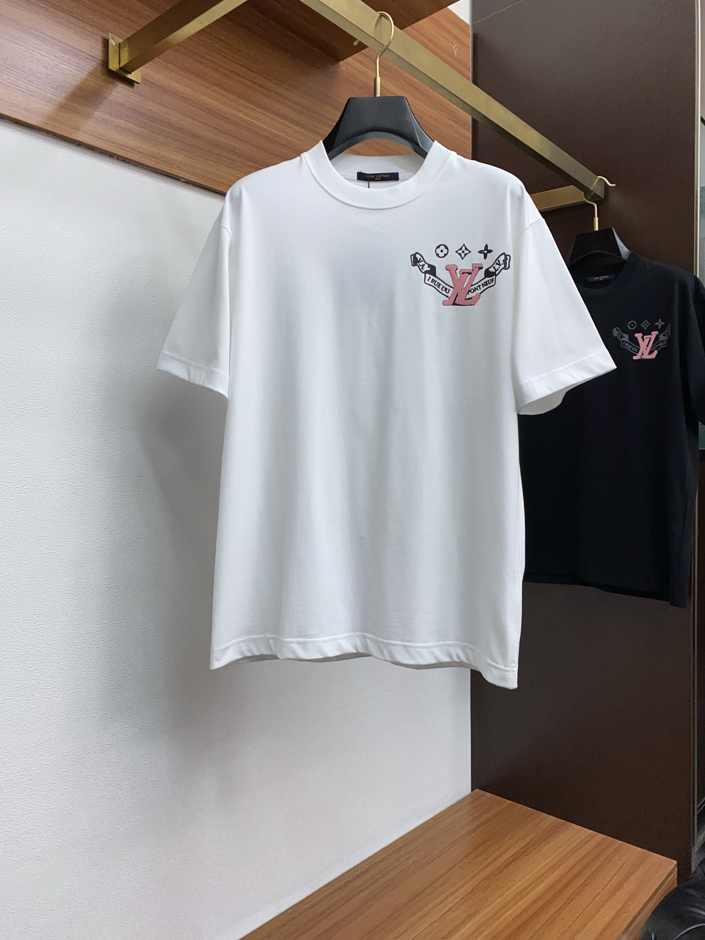 NO:125590,1v Louis Vuitton 2025ss Spring and Summer New Foam Printed Round Neck Short Sleeve T-shirt High Quality Soft Handling Customized Fabric Fine Male and Lesbian Style Black White S M L XL XXL,,louis vuitton,T-shirt,tees,t-shirt,alexander wang198609091v 路易威登 2025ss春夏新款 发泡印花圆领短袖T恤 高品质 手感柔软 定制面料 做工精细 男女同款 黑色 白色 S M L XL XXL,,louis vuitton,T-shirt,tees，t-shirt,alexander wang,Men's clothing