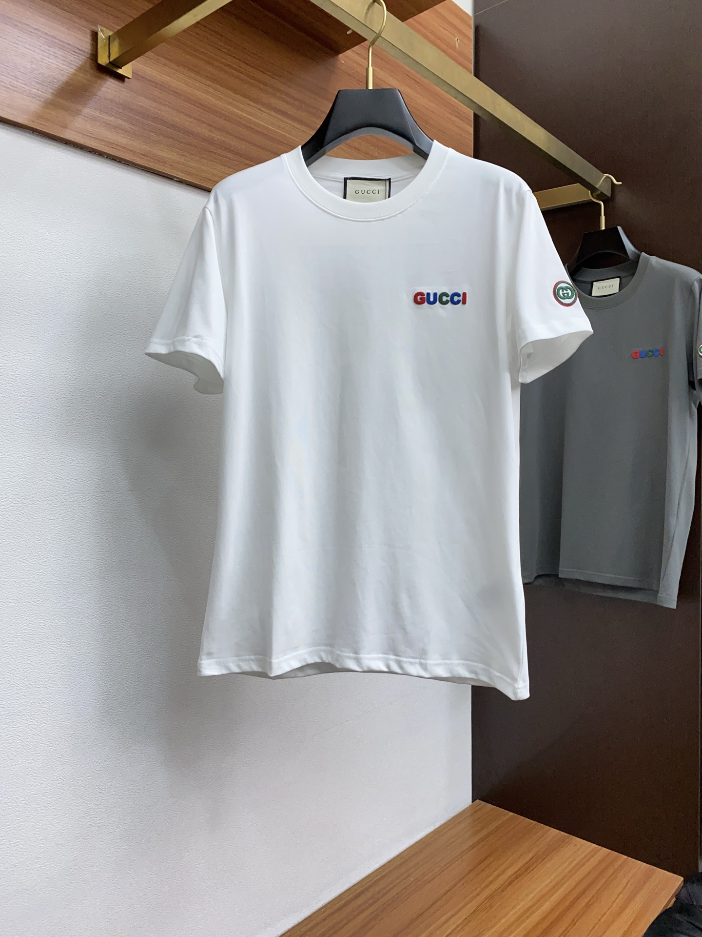 NO:125592,Guqi Ss new craft logo pure cotton wide version round neck men's short-sleeved T-shirt, the new season and new series cleverly integrate the logo into the design, shaping a series of sports style items full of retro style. On this versatile T-shirt, a pattern with a hint of nostalgia is presented in the body in a low-key manner, and the cuffs are piping. The specific original version is preferred to develop double-strand cotton plain fabric, with wide upper body and comfortable, and the outside and the inside are casually matched s-2xL,, T-shirt,tees, t-shirt,alexander wang19860909古奇 ss新工艺logo纯棉质阔版圆领男士短袖T恤,新季新推系列将标识巧妙融入设计,塑就一系列充满复古风情的运动风单品.在这款百搭T恤上,带着一丝怀旧意蕴的图案低调呈现于衣身,袖口滚边相得益彰.优选特定原版开发双股精棉平纹面料,上身挺阔舒适度佳,外穿内搭随意搭配 s-2xL,,T-shirt,tees，t-shirt,alexander wang,Men's clothing