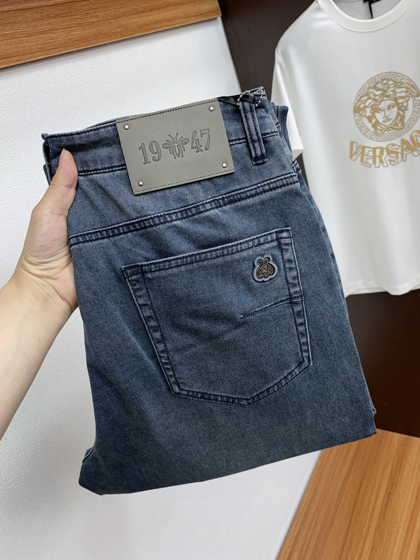 NO:125649,Dior 25 spring and summer new product, slim-fitting original single men's washing jeans purebred product, a must-have type every season, a hot-selling ace item that needs no doubt, conforms to the best matching color number of the four seasons. The overall style continues the tone of SLP, and integrates a variety of arts and esthetics throughout the body. Washing and making it look old is natural, creating an unruly and individual style!  The details are excellent, very sophisticated, and the auxiliary materials are all supplied to customers. The metal chain strongly demonstrates the brand identity!  The heavyweight Japanese imported denim fabric is very well washed and impeccable!  Perfect cut Size 29-38, Dior, Loro piana, jeans, alexander wang19860909迪奥 25春夏新品 修身原单男士水洗牛仔裤纯血统品 每季必出的类型,无需质疑的热卖王牌单品,符合四季最佳的搭配色号 整体的风格延续了SLP的基调,通体融入了多种工艺美学,水洗做旧浑然天成,缔造出不羁与个性的风格！细节方面极为出色,非常匠心考究,通体的辅料皆为客供 金属链条有力彰显了品牌身份！重磅日本进口的丹宁面料,水洗相当出色,无可挑剔！版型剪裁完美 尺码 29-38,,dior,loro piana,jeans,alexander wang,Men's clothing