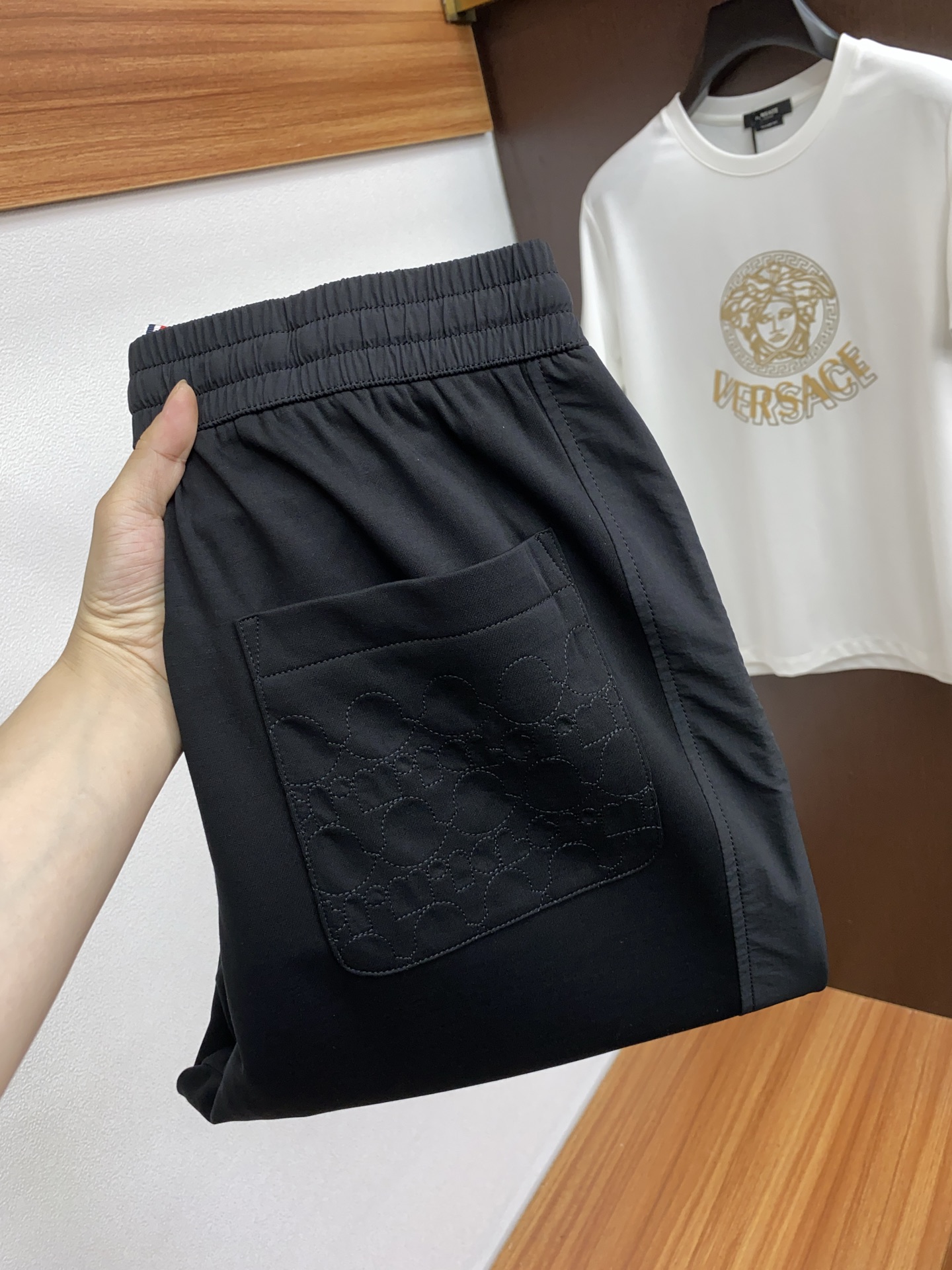 NO:125610,New casual pants for 2025!  The official website simultaneously sells imported custom high-end fabrics, soft and breathable, impeccable details, excellent upper body effect, perfect combination of business and casual style, and an indispensable versatile product in the closet!  Code number M-4xL, Moncler, alexander wang19860909蒙口 2025新款休闲裤！官网同步发售进口定制高端面料,触感柔软透气 细节无可挑剔,上身效果超棒,完美兼具商务与休闲风格穿搭,衣橱里必不可缺少的百搭臻品！ 码数 M-4xL,,Moncler,alexander wang,Men's clothing