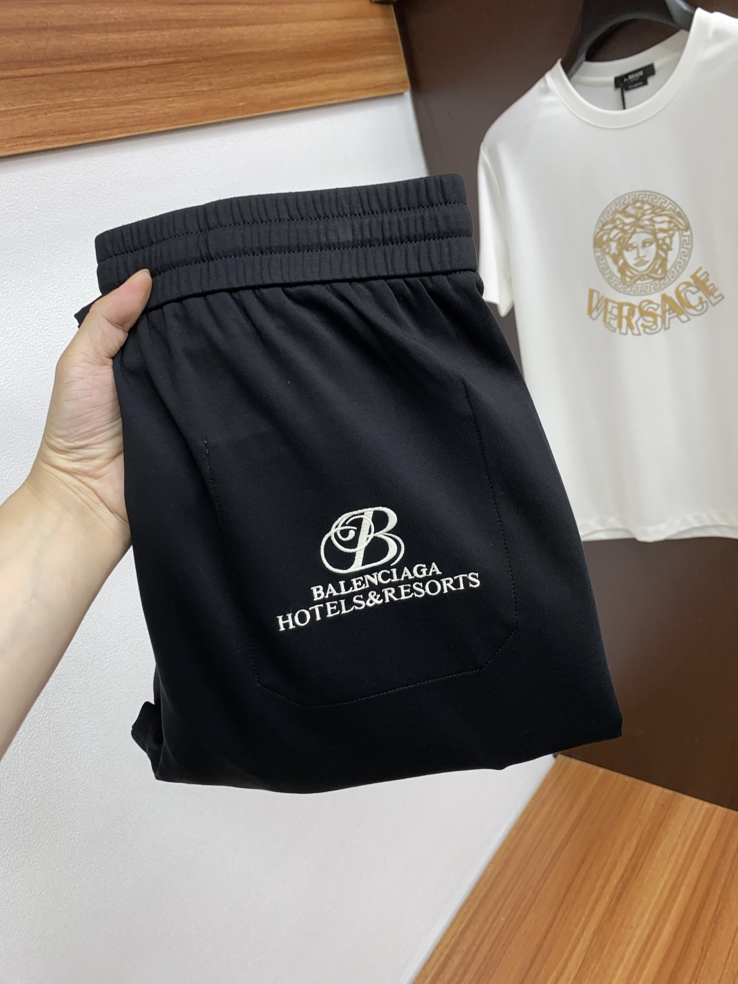 NO:442748,Balenciaga 2025 new casual pants!  The official website simultaneously sells imported custom high-end fabrics, soft and breathable, impeccable details, excellent upper body effect, perfect combination of business and casual style, and an indispensable versatile product in the closet!  Code number M-4xL, balenciaga, alexander wang19860909巴黎世家 2025新款休闲裤！官网同步发售进口定制高端面料,触感柔软透气 细节无可挑剔,上身效果超棒,完美兼具商务与休闲风格穿搭,衣橱里必不可缺少的百搭臻品！ 码数 M-4xL,,balenciaga,alexander wang,Men's clothing